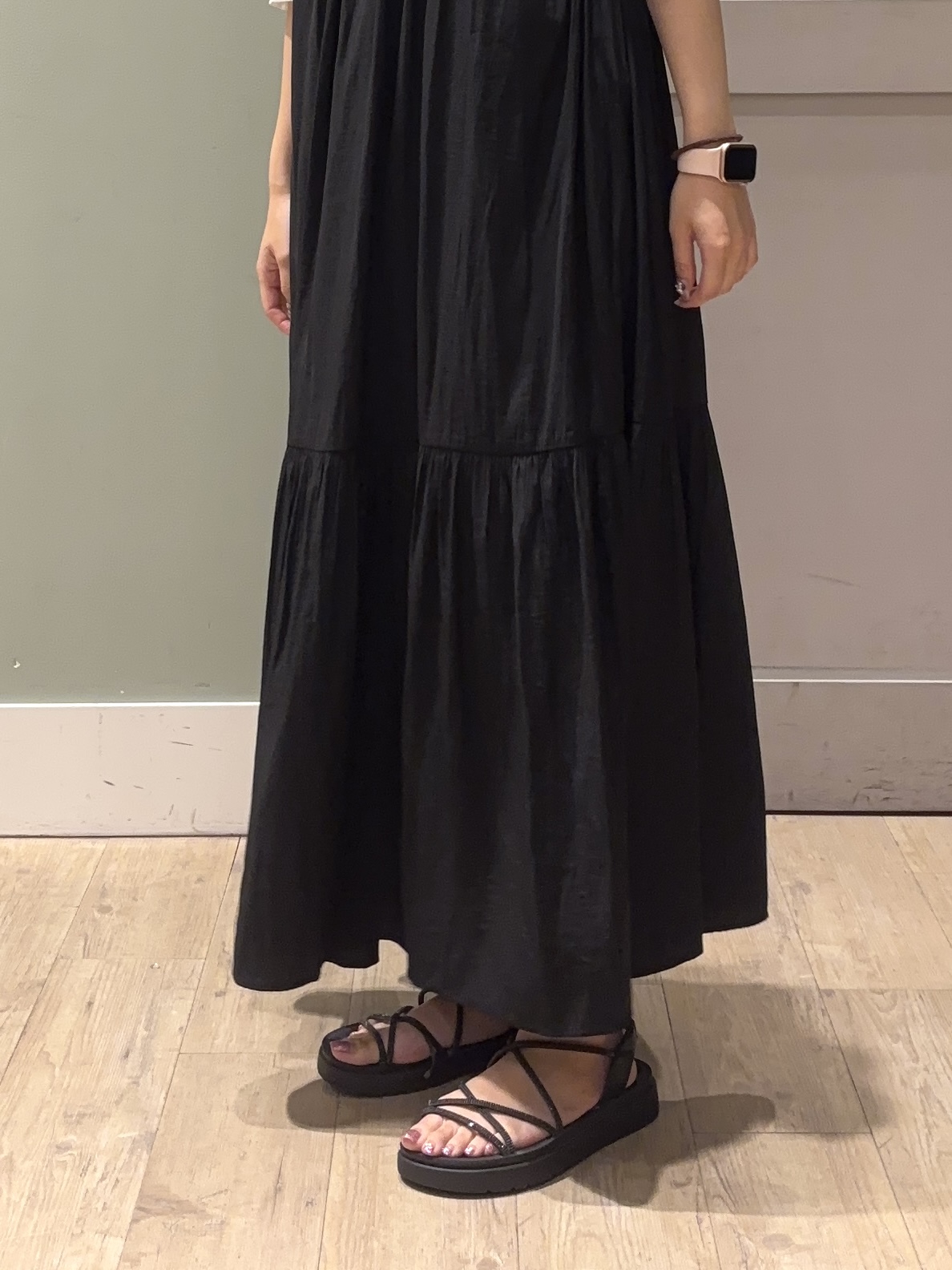 しばみさんの「grove｜【シリーズ累計36万枚/UVカット・ひんやり・洗濯機OK】やわらかドライタッチ 五分袖クルーネックニ」を使ったコーディネート