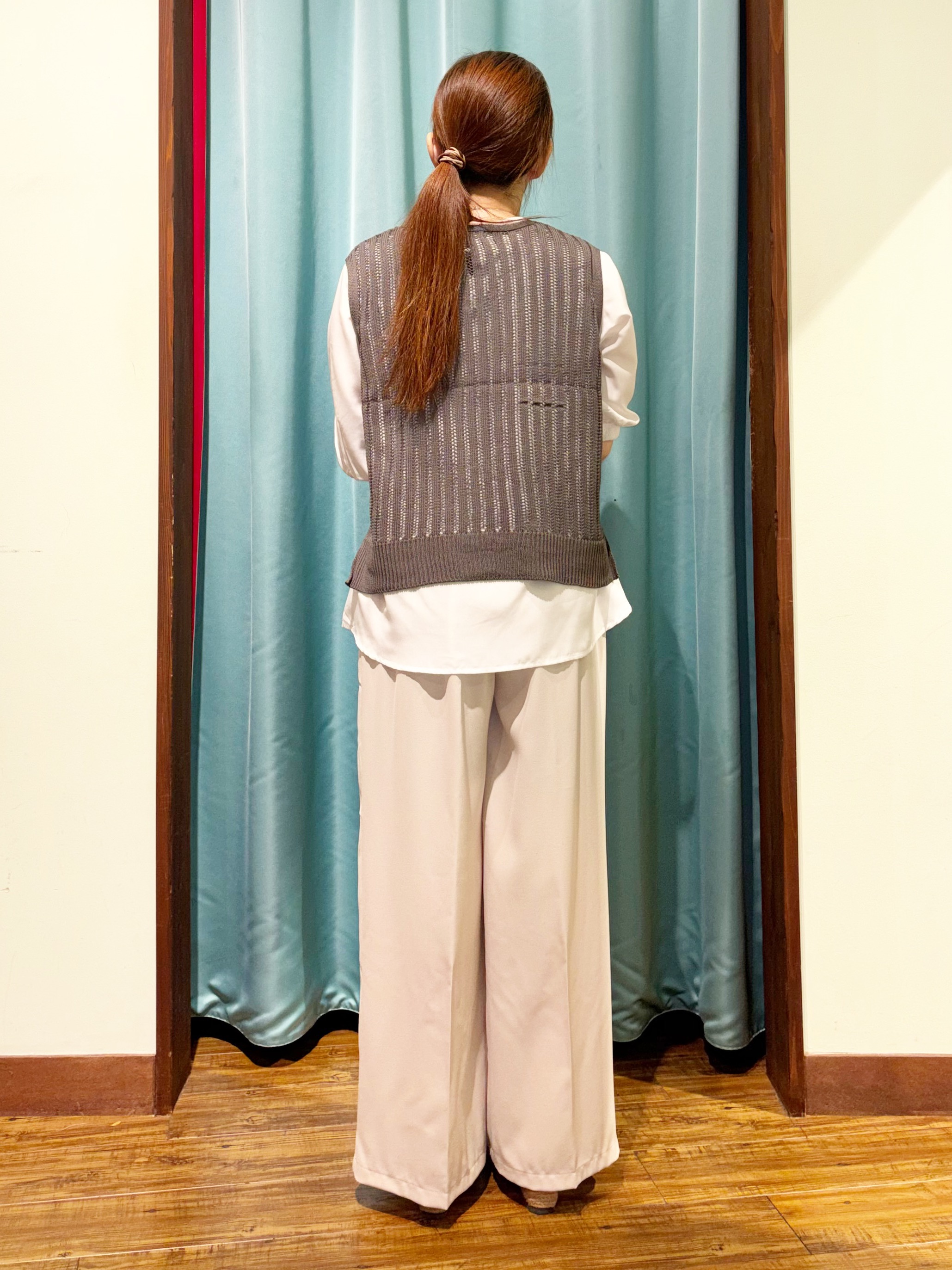 tukiさんの「SHOO･LA･RUE｜【2点セット/洗濯機可/S-LL】時短でコーデ決まる 透かし編みニットベスト＋5分袖シャツ」を使ったコーディネート