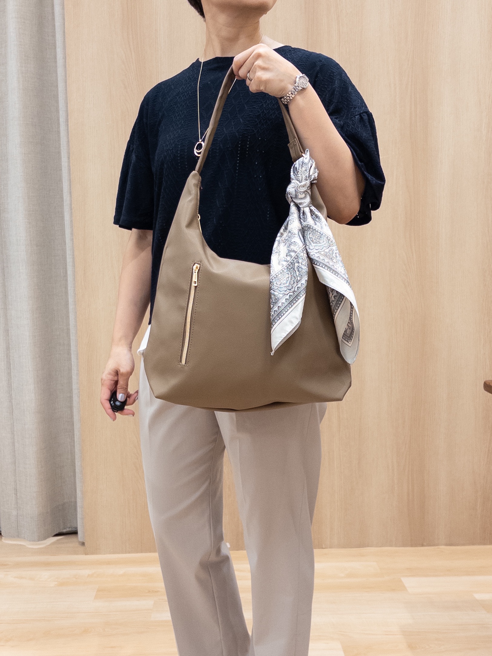 シュウコさんの「grove｜アイレットレースカットソー」を使ったコーディネート