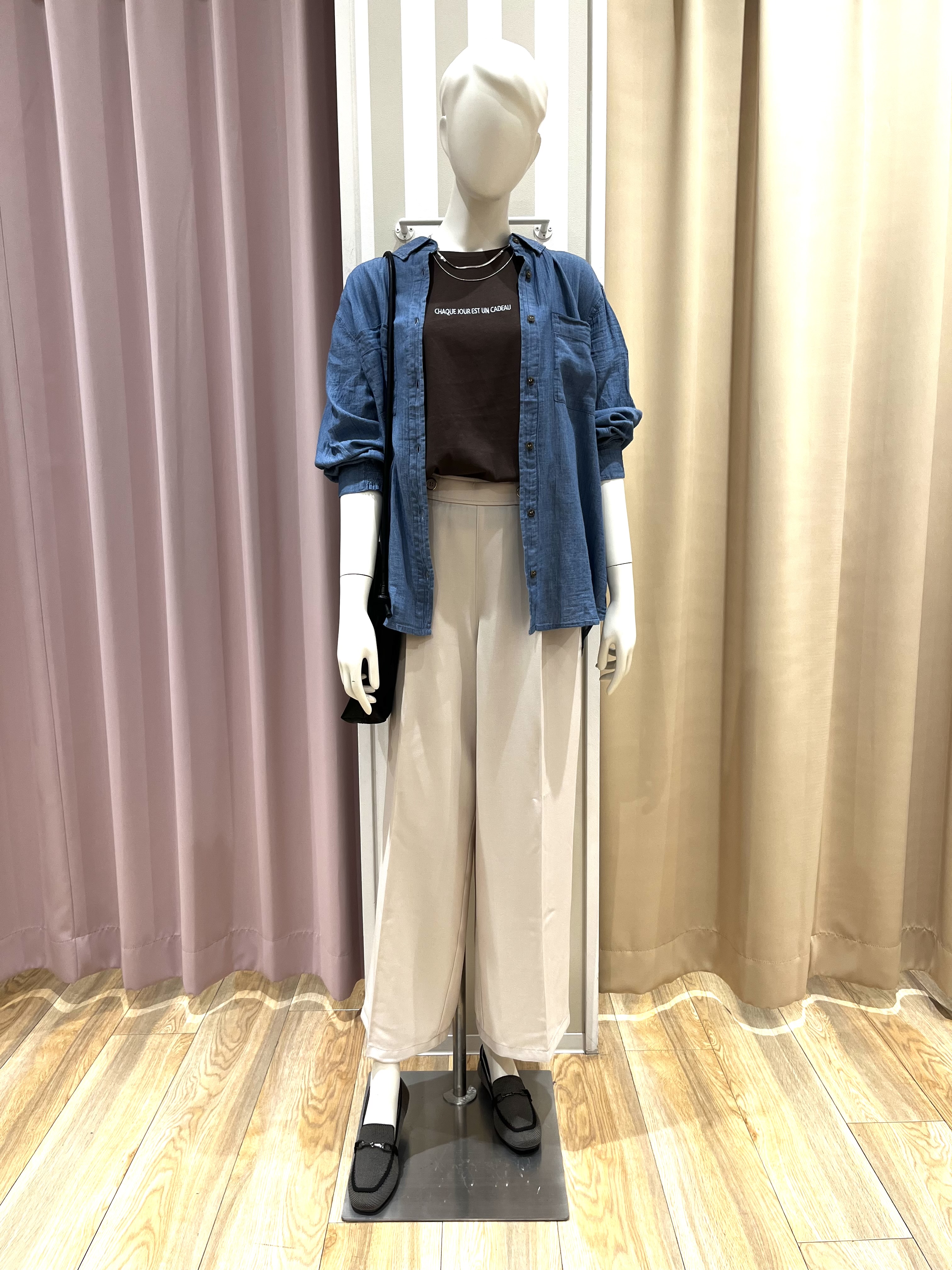 みわさんの「SHOO･LA･RUE｜【綿100%/UV/S-LL/体型カバー】ヒップが隠せる やわらかデニムシャツ」を使ったコーディネート
