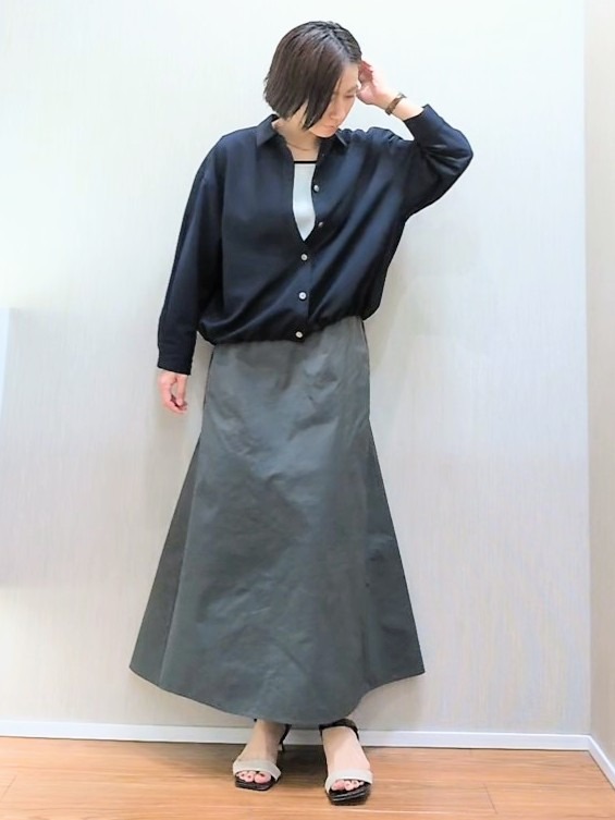 ミズタさんの「UNTITLED｜【秋羽織り/セットアップ可/UVカット】エアリークールドロストシャツ」を使ったコーディネート