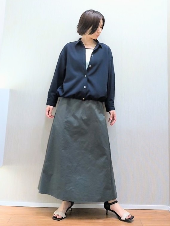 ミズタさんの「UNTITLED｜【秋羽織り/セットアップ可/UVカット】エアリークールドロストシャツ」を使ったコーディネート