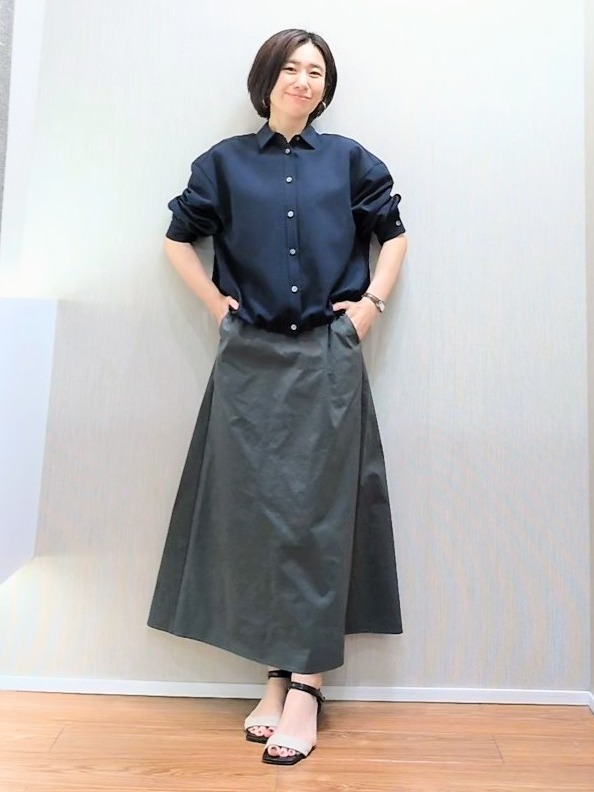 ミズタさんの「UNTITLED｜【秋羽織り/セットアップ可/UVカット】エアリークールドロストシャツ」を使ったコーディネート