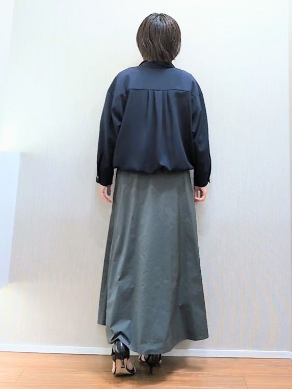 ミズタさんの「UNTITLED｜【秋羽織り/セットアップ可/UVカット】エアリークールドロストシャツ」を使ったコーディネート