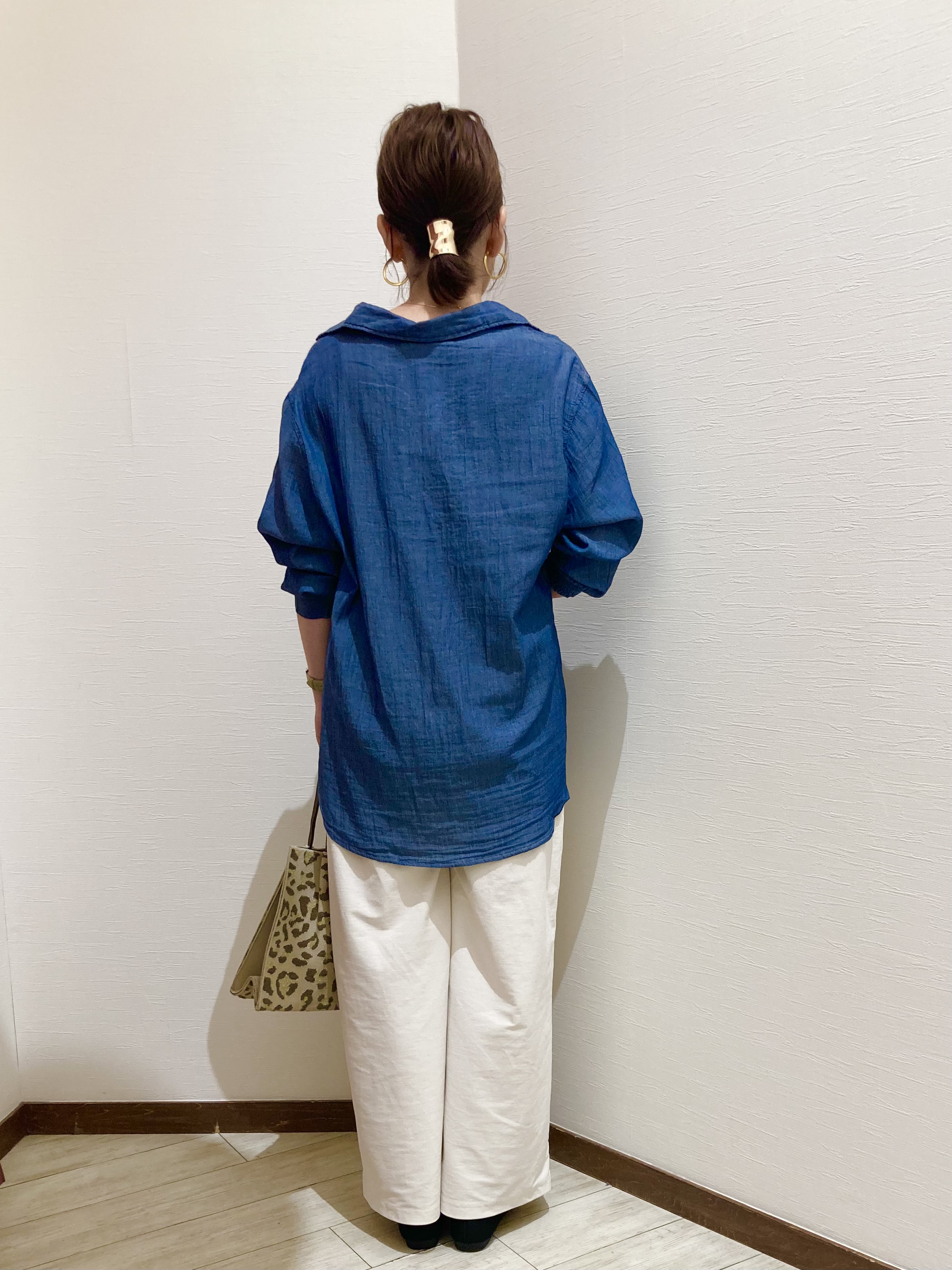さとさんの「SHOO･LA･RUE｜【綿100%/UV/S-LL/体型カバー】ヒップが隠せる 柔らかシアーデニムシャツ」を使ったコーディネート