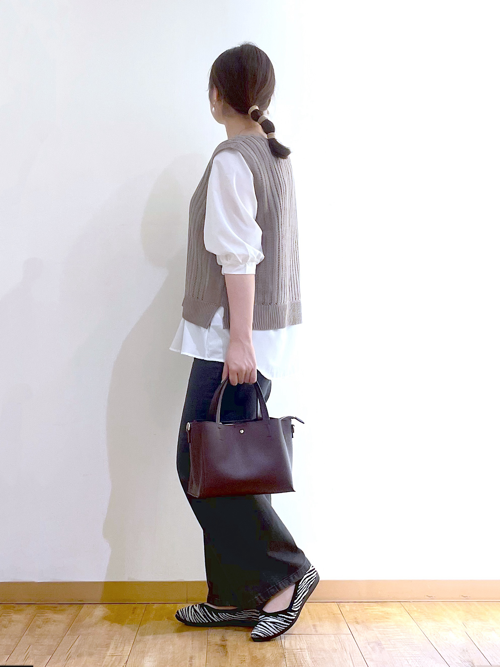 かのさんの「SHOO･LA･RUE｜【2点セット/洗濯機可/S-LL】時短でコーデ決まる 透かし編みニットベスト＋5分袖シャツ」を使ったコーディネート