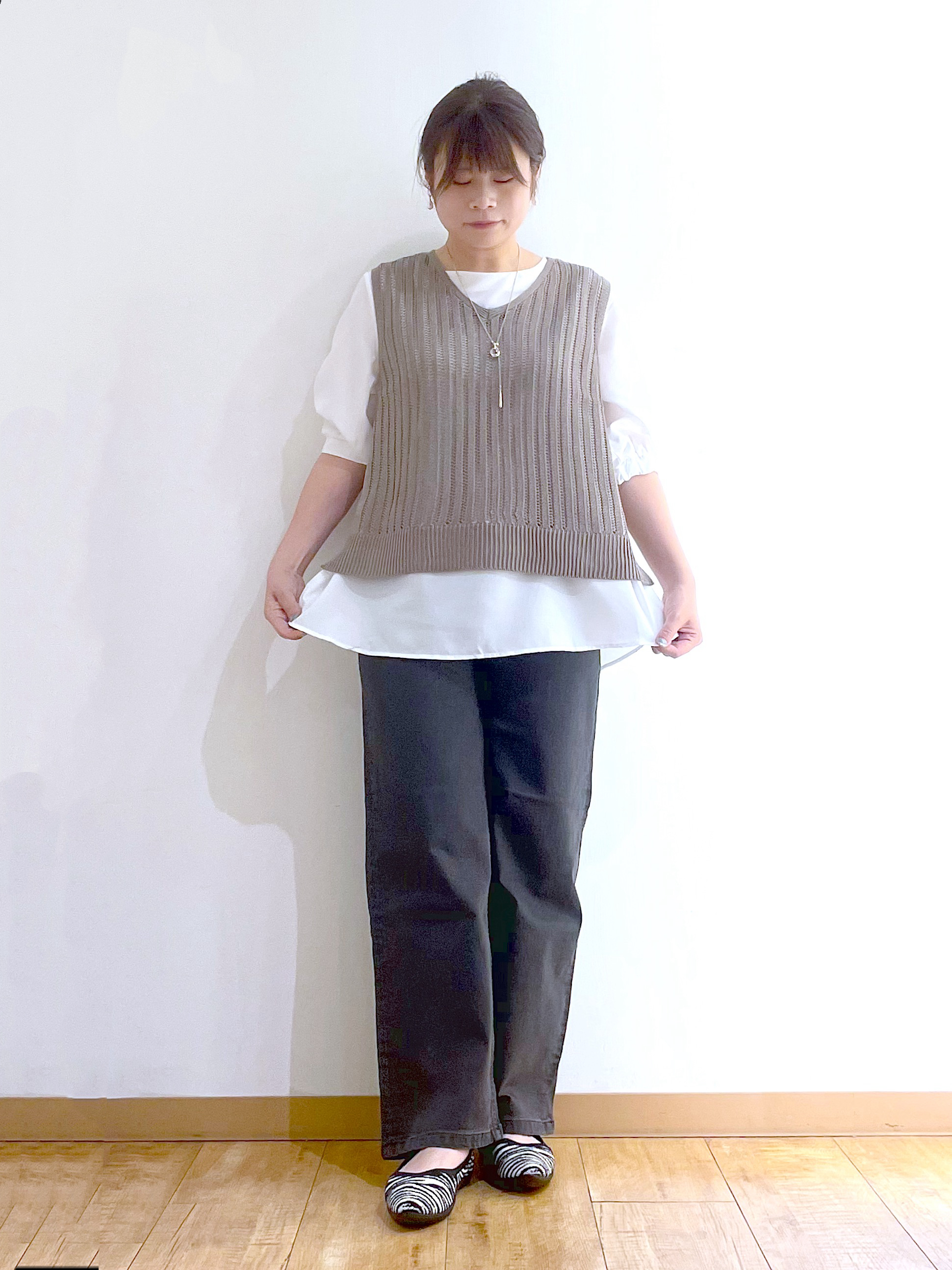かのさんの「SHOO･LA･RUE｜【2点セット/洗濯機可/S-LL】時短でコーデ決まる 透かし編みニットベスト＋5分袖シャツ」を使ったコーディネート