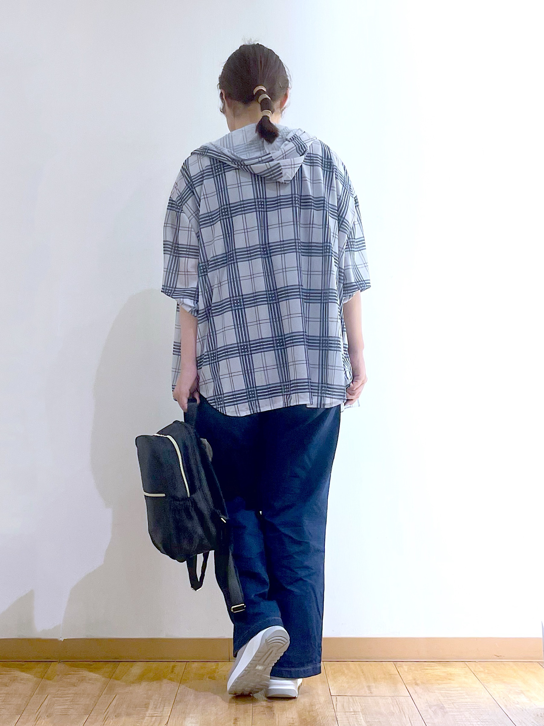 かのさんの「SHOO･LA･RUE｜【洗濯機可/体型カバー】程よい透け感の ゆるシア―シャツパーカ」を使ったコーディネート