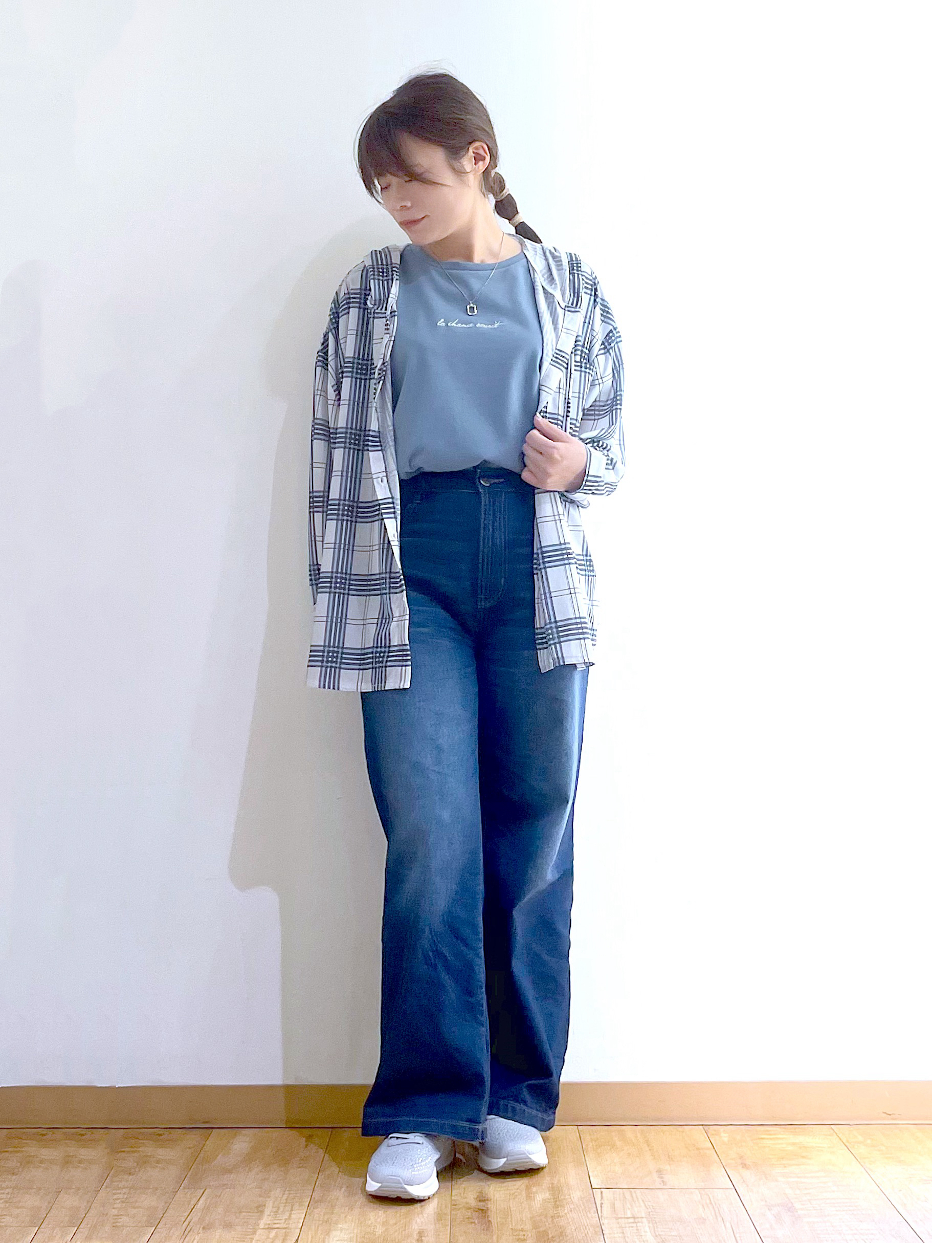 かのさんの「SHOO･LA･RUE｜【洗濯機可/体型カバー】程よい透け感の ゆるシア―シャツパーカ」を使ったコーディネート