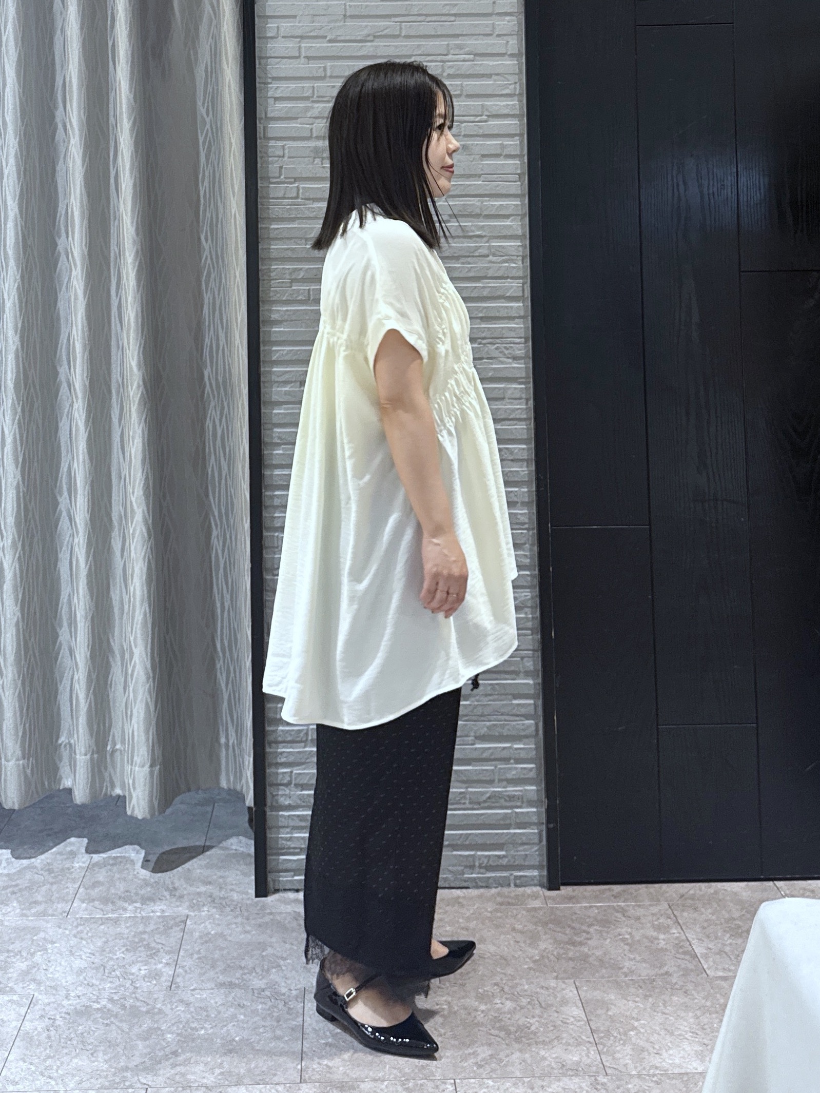 chさんの「THE SHOP TK｜【体型カバー/防しわ/UV】さらさらシャーリングブラウス」を使ったコーディネート