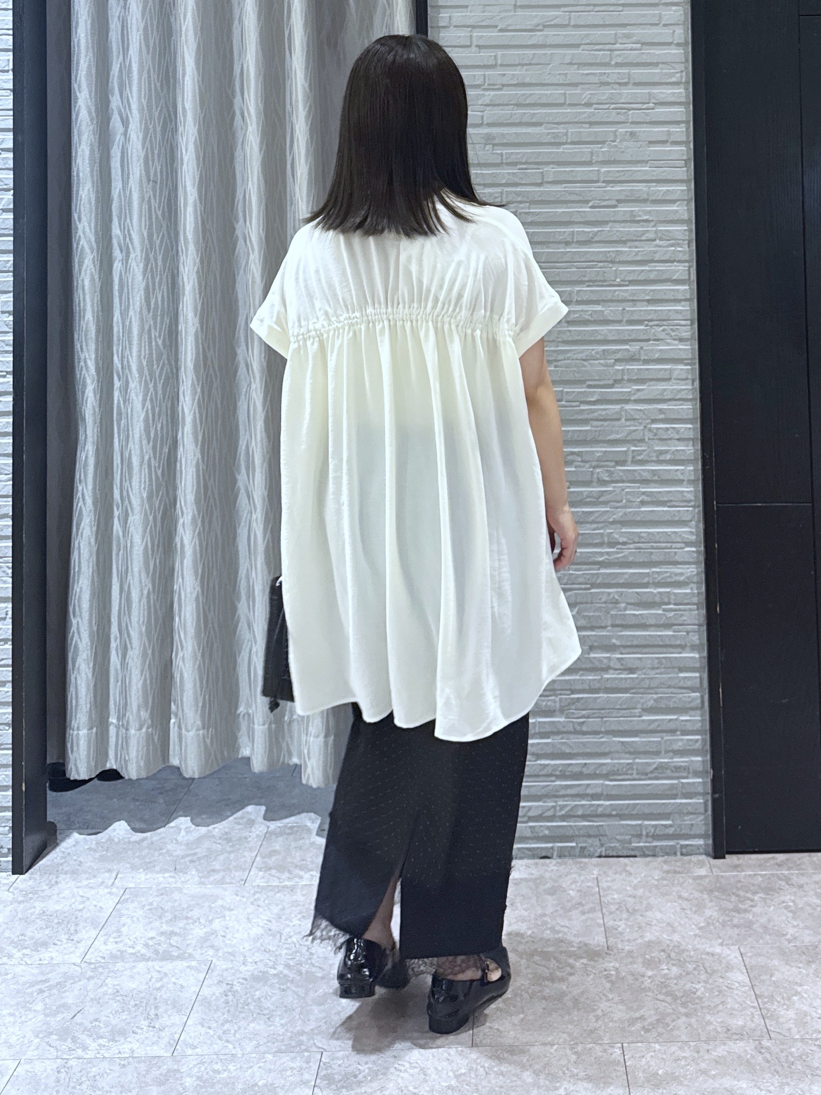 chさんの「THE SHOP TK｜【体型カバー/防しわ/UV】さらさらシャーリングブラウス」を使ったコーディネート
