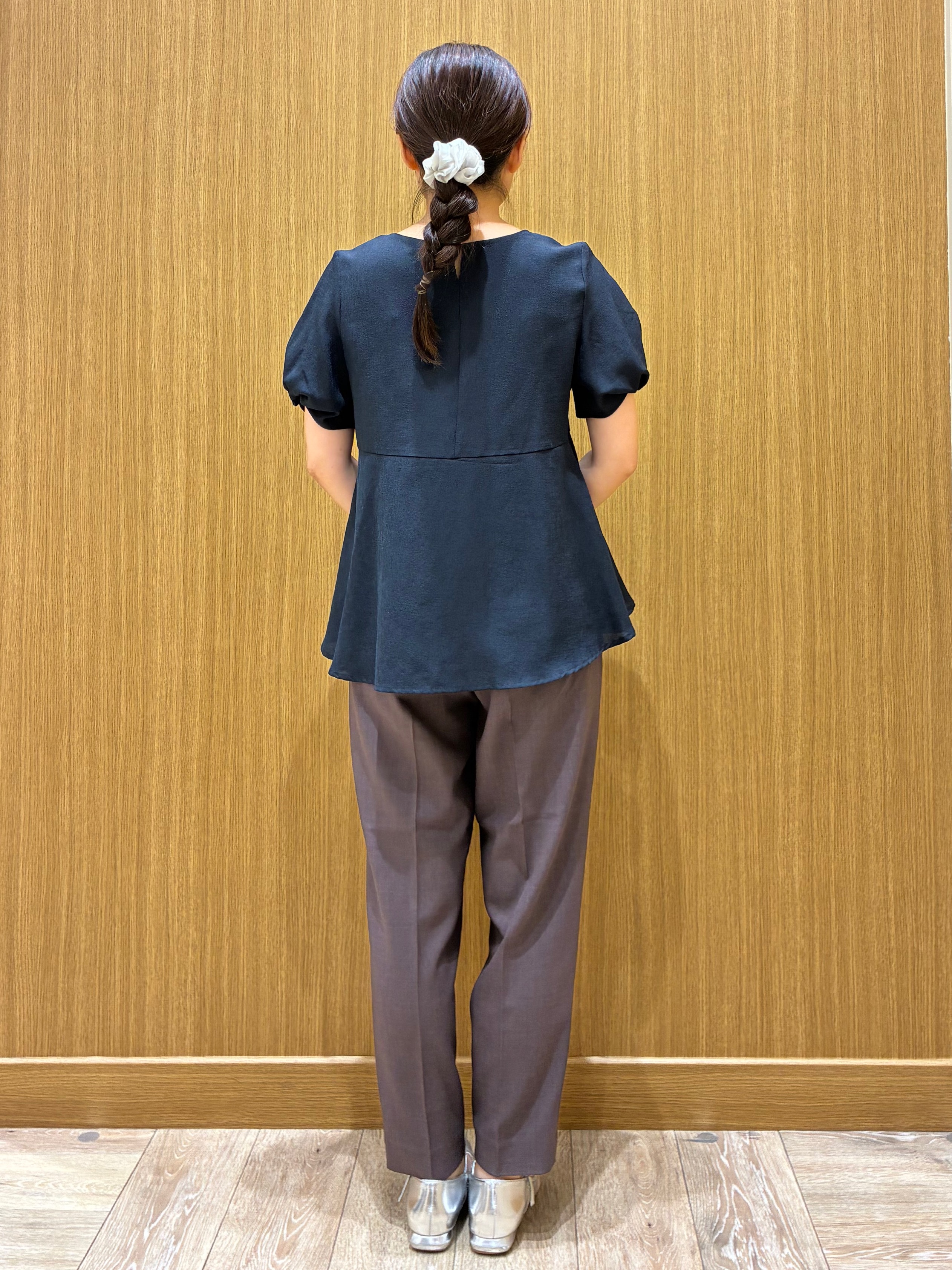 tomoさんの「OPAQUE.CLIP｜【接触冷感／吸水速乾】キーネックペプラムブラウス《洗濯機OK》」を使ったコーディネート