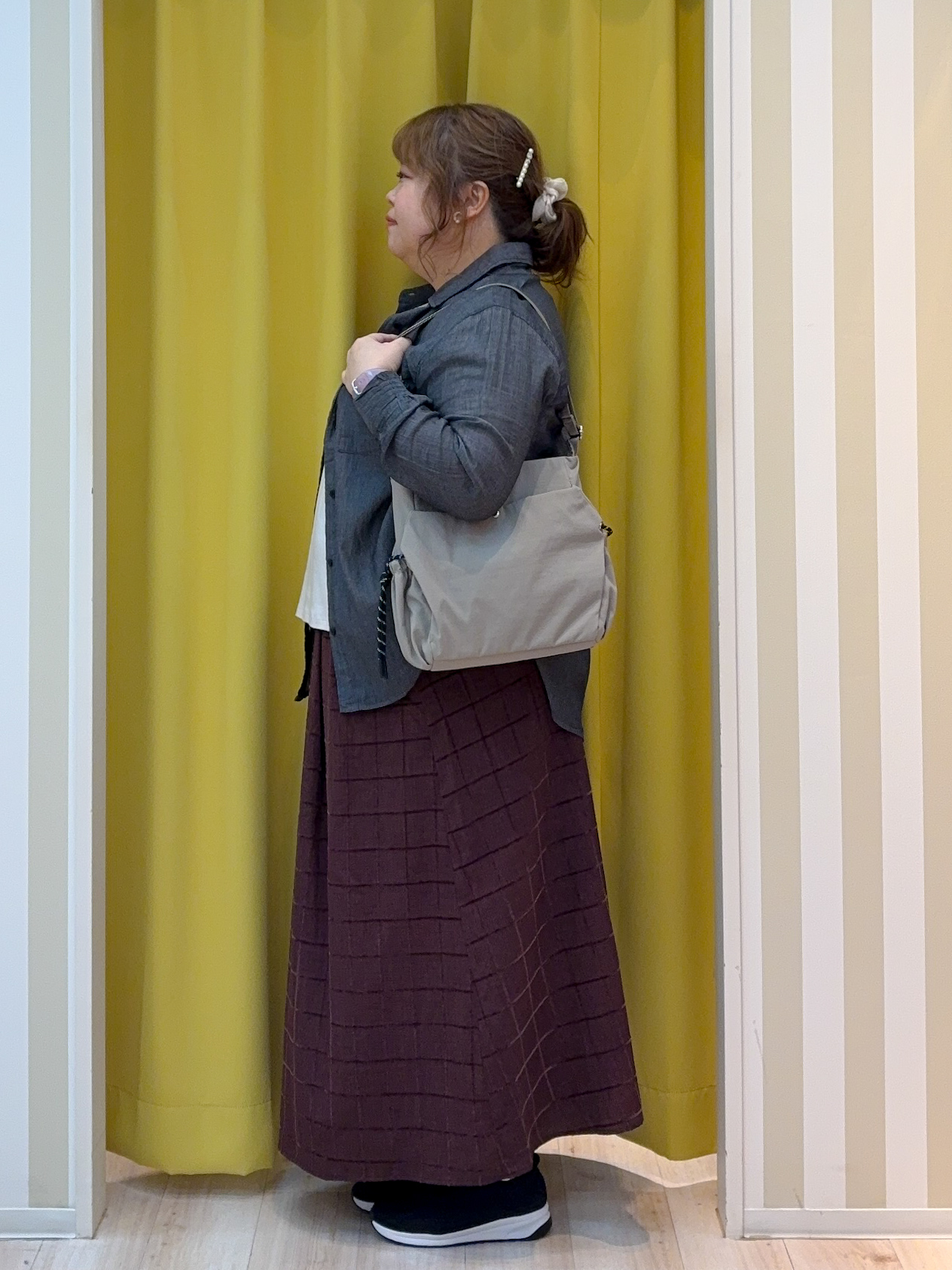 kotoさんさんの「SHOO･LA･RUE｜【綿100%/UV/S-LL/体型カバー】ヒップが隠せる 柔らかシアーデニムシャツ」を使ったコーディネート