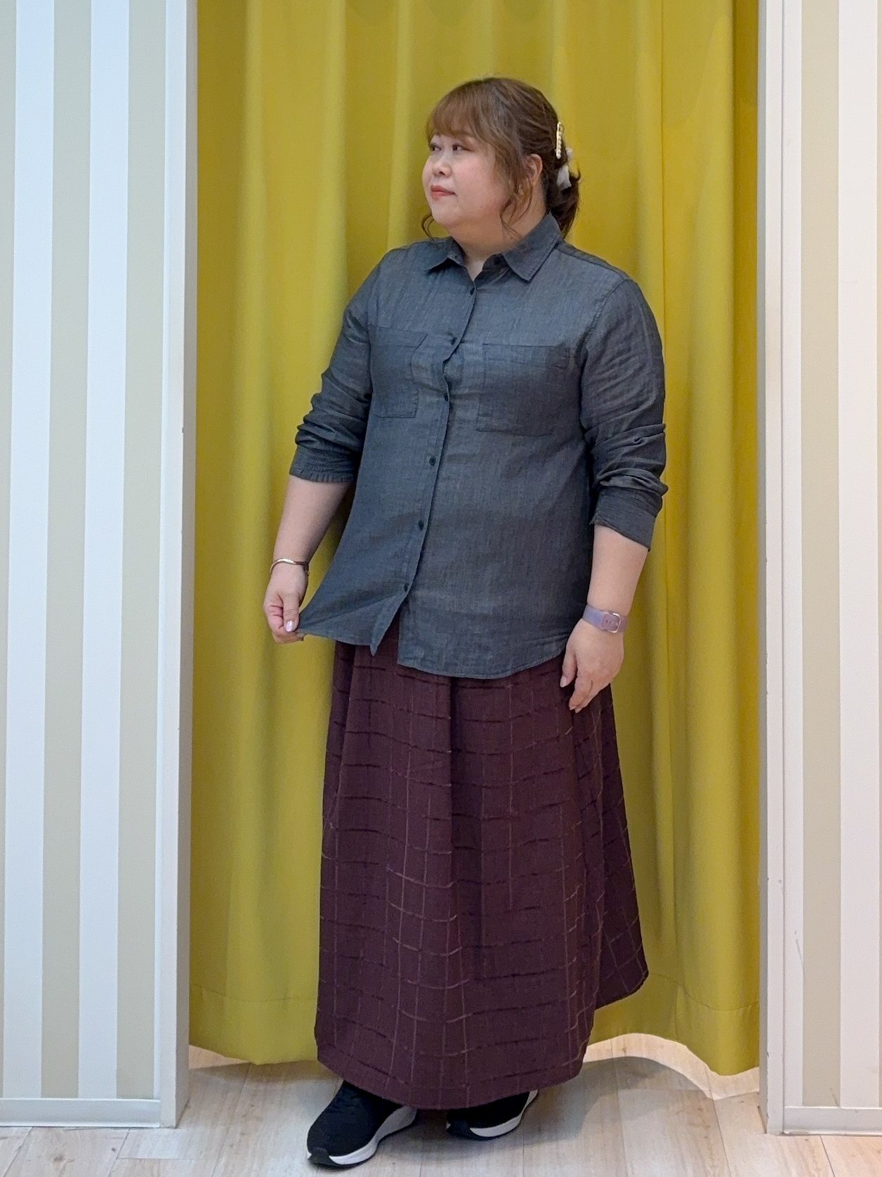 kotoさんさんの「SHOO･LA･RUE｜【綿100%/UV/S-LL/体型カバー】ヒップが隠せる 柔らかシアーデニムシャツ」を使ったコーディネート