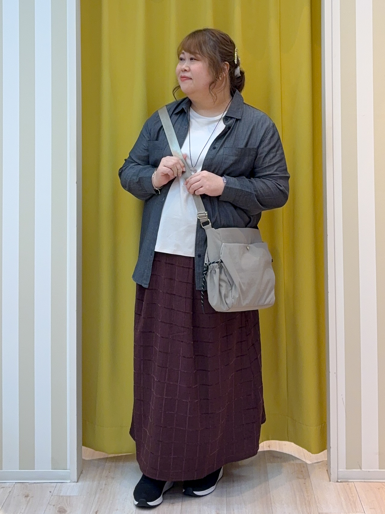 kotoさんさんの「SHOO･LA･RUE｜【綿100%/UV/S-LL/体型カバー】ヒップが隠せる 柔らかシアーデニムシャツ」を使ったコーディネート