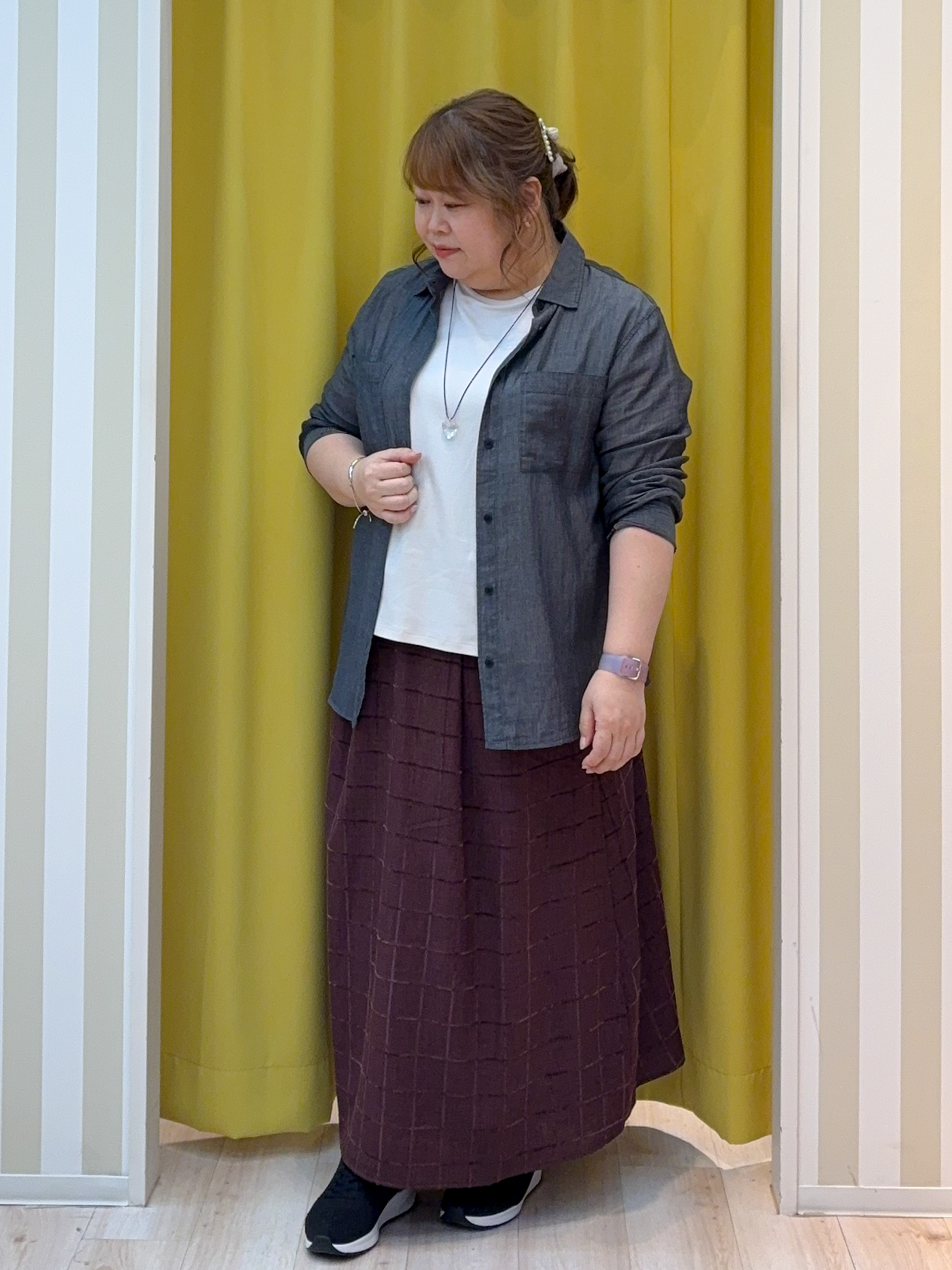 kotoさんさんの「SHOO･LA･RUE｜【綿100%/UV/S-LL/体型カバー】ヒップが隠せる 柔らかシアーデニムシャツ」を使ったコーディネート