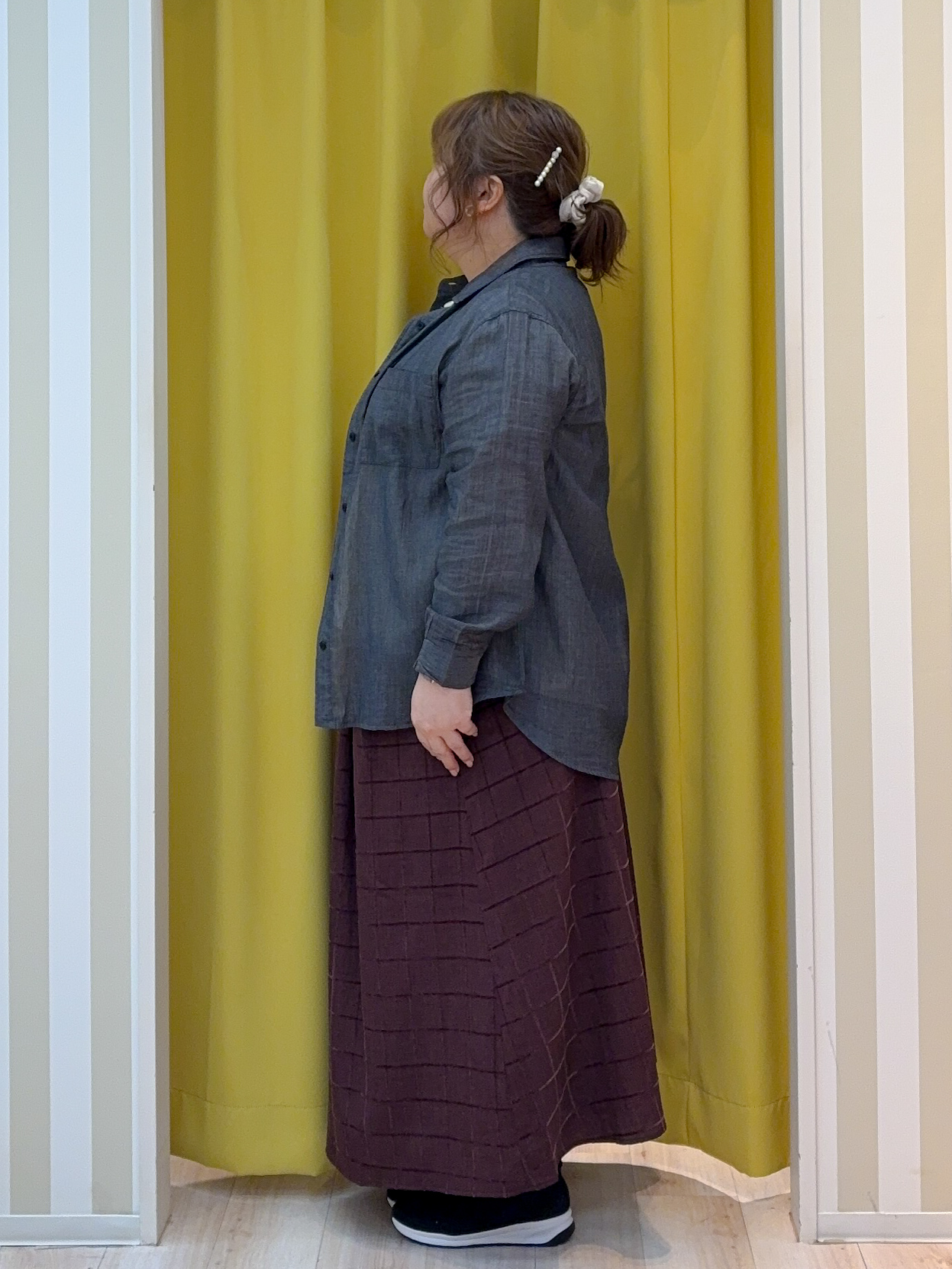 kotoさんさんの「SHOO･LA･RUE｜【綿100%/UV/S-LL/体型カバー】ヒップが隠せる 柔らかシアーデニムシャツ」を使ったコーディネート