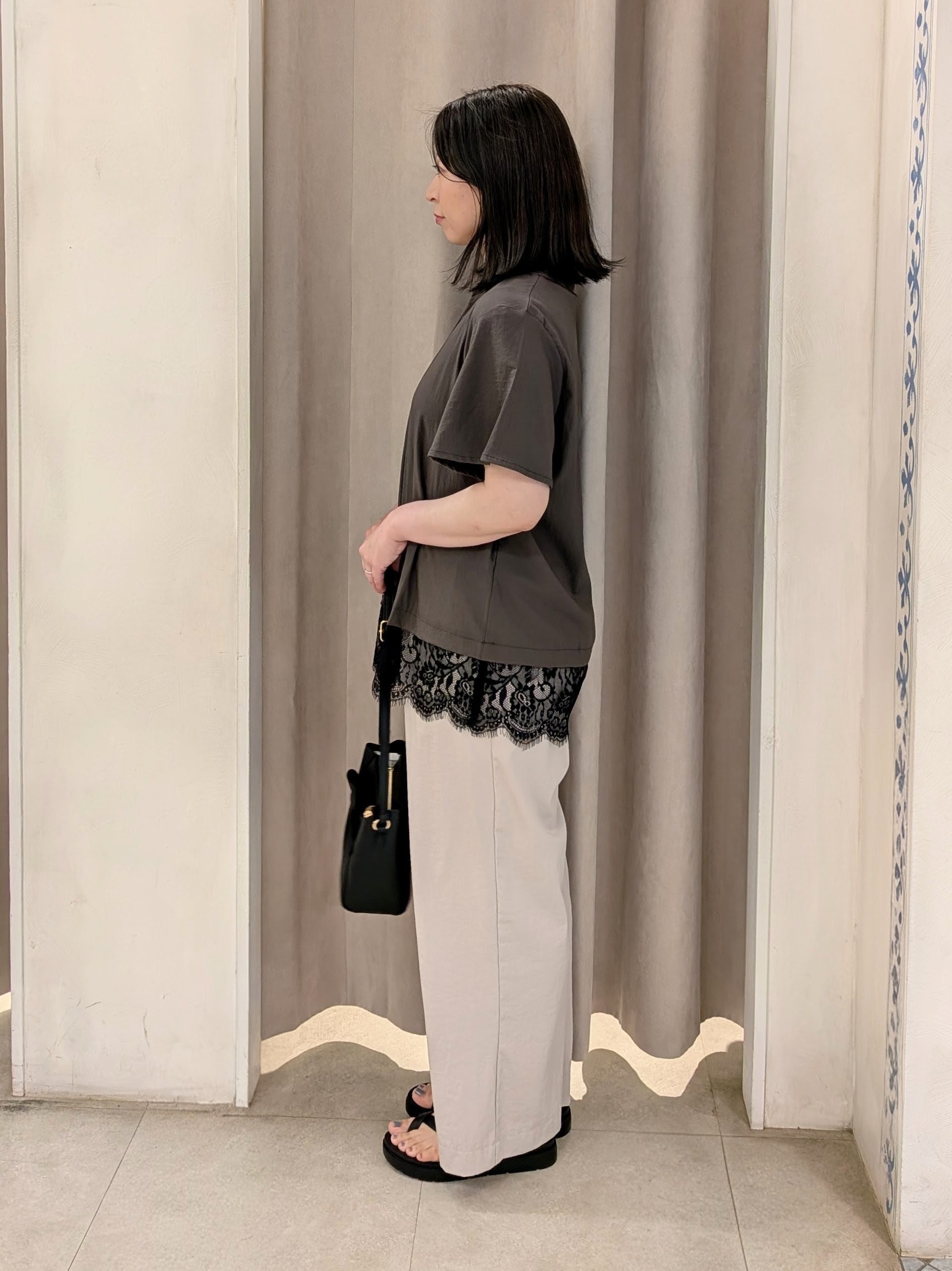 junさんの「SHOO･LA･RUE｜【ひんやり/洗濯機可】軽凛(かろりん) スキッパー裾レースブラウス」を使ったコーディネート