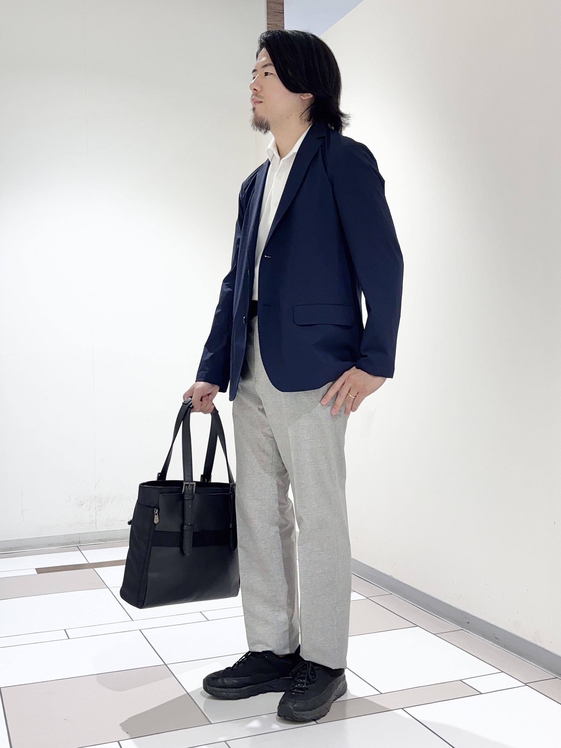 及川さんの「TAKEO KIKUCHI｜3Dナイロンストレッチ ジャケット」を使ったコーディネート