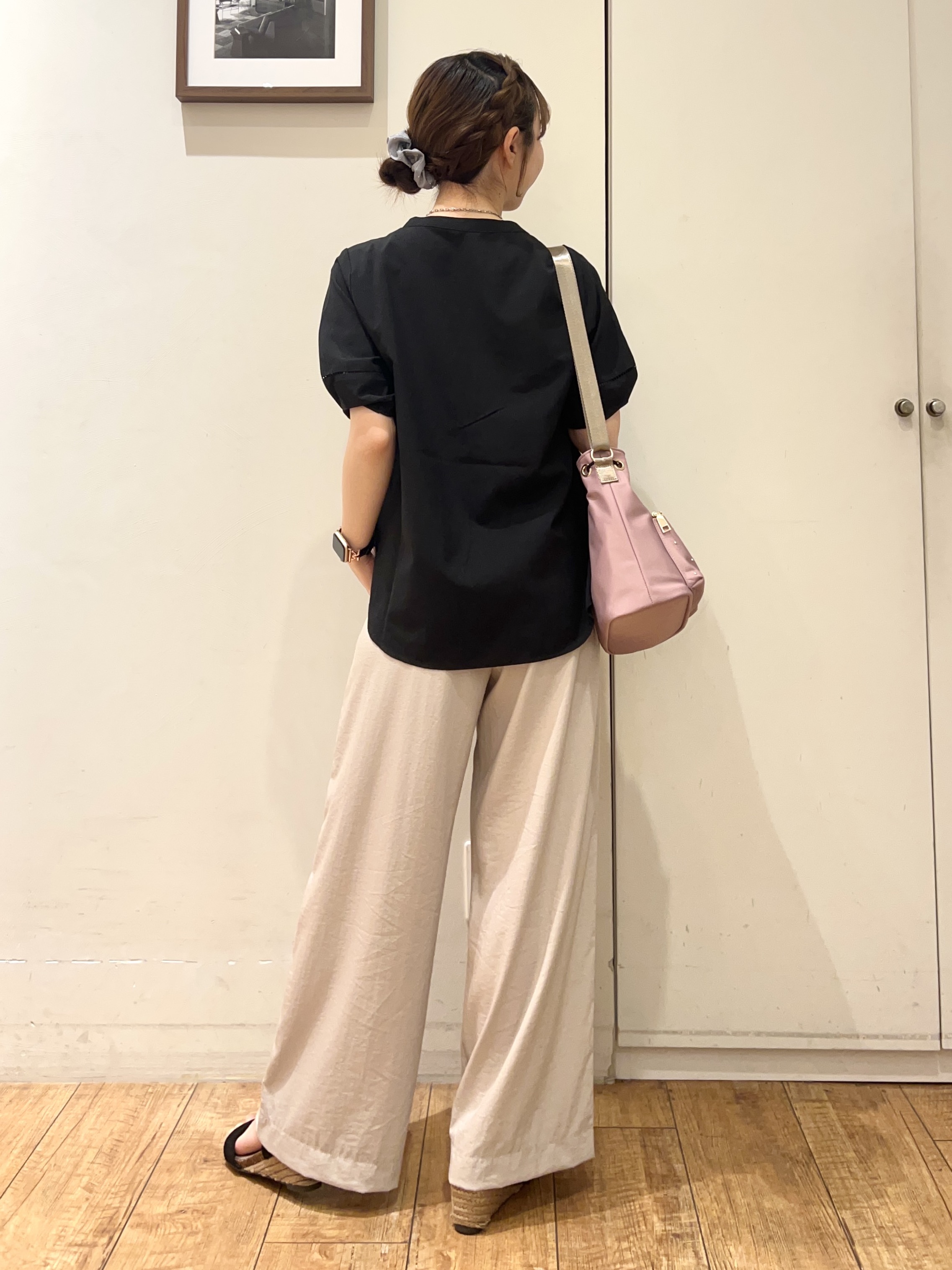 AIRIさんの「SHOO･LA･RUE｜【洗濯後しわになりにくい/インせずきまる】シンプルだけど女性らしい 麻調スキッパーブラウス」を使ったコーディネート