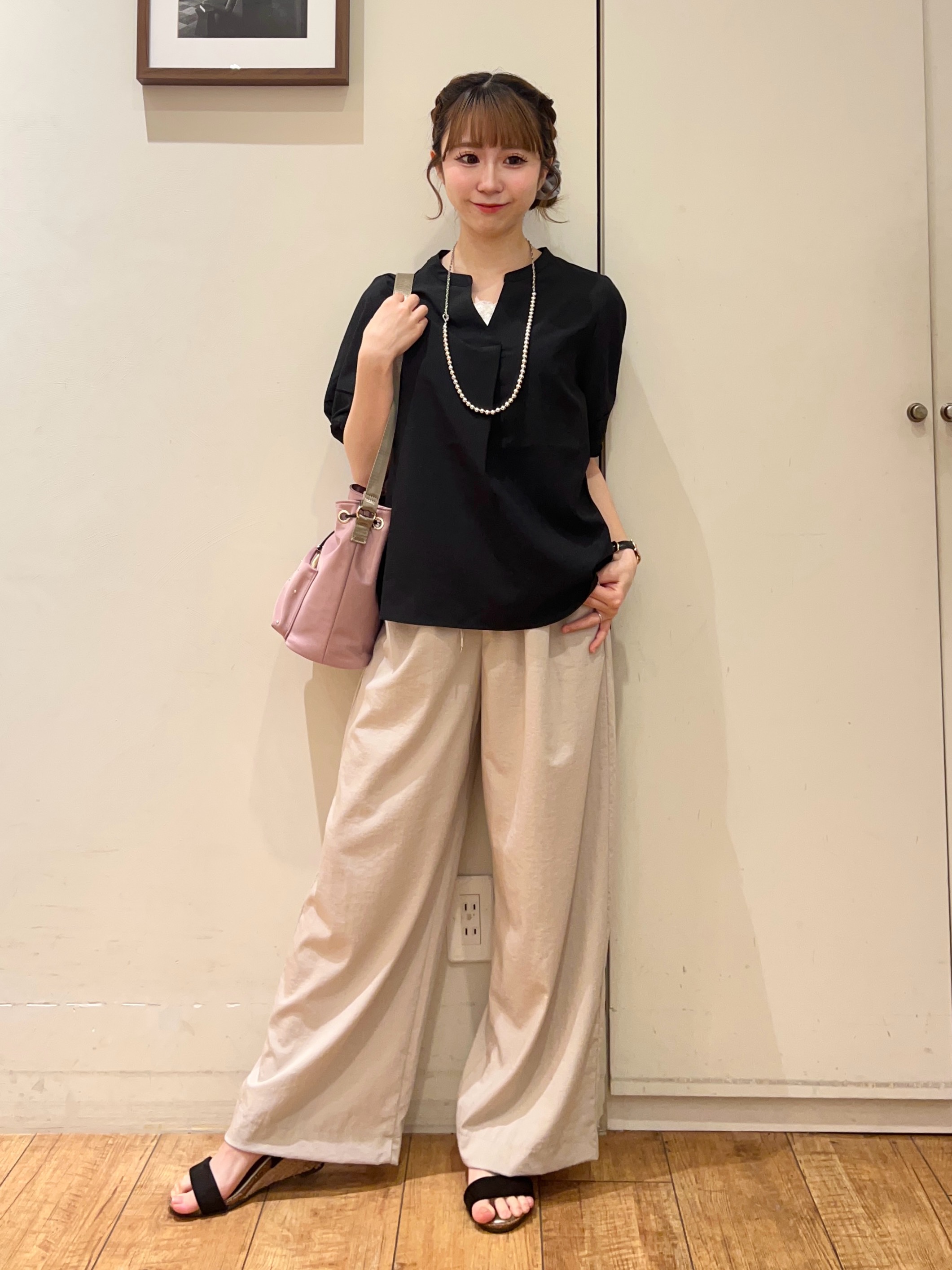 AIRIさんの「SHOO･LA･RUE｜【洗濯後しわになりにくい/インせずきまる】シンプルだけど女性らしい 麻調スキッパーブラウス」を使ったコーディネート
