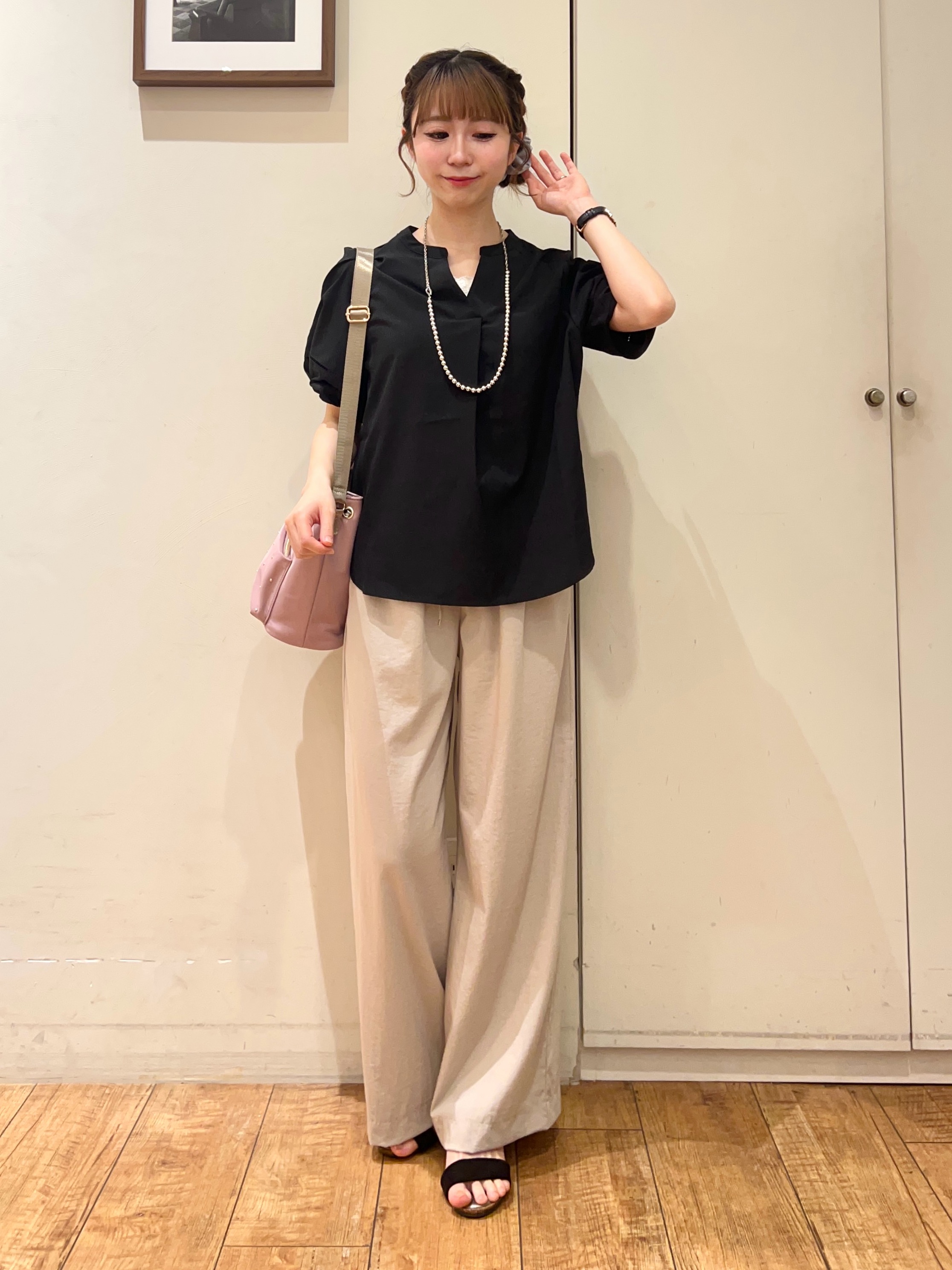 AIRIさんの「SHOO･LA･RUE｜【洗濯後しわになりにくい/インせずきまる】シンプルだけど女性らしい 麻調スキッパーブラウス」を使ったコーディネート