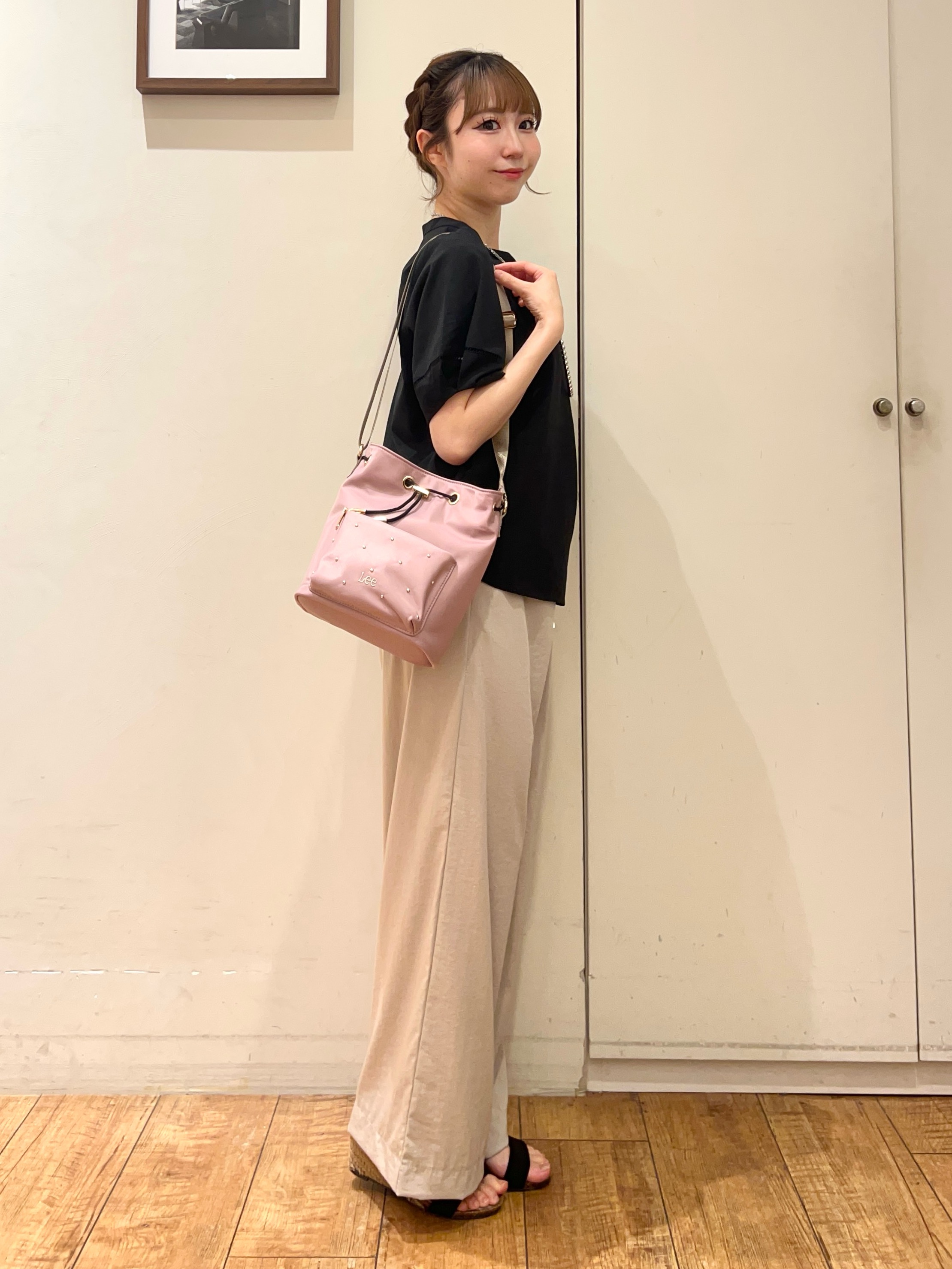 AIRIさんの「SHOO･LA･RUE｜【洗濯後しわになりにくい/インせずきまる】シンプルだけど女性らしい 麻調スキッパーブラウス」を使ったコーディネート