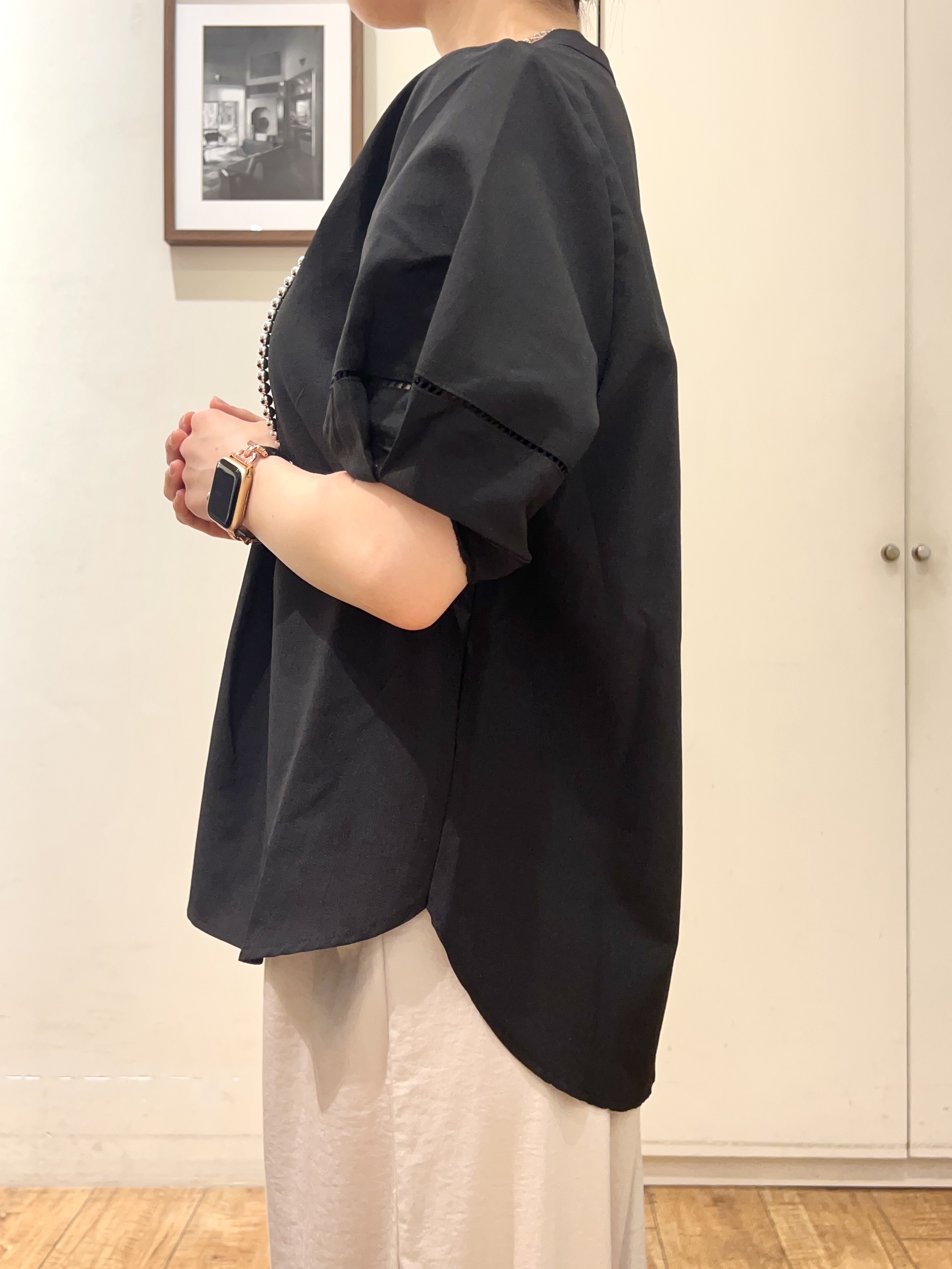 AIRIさんの「SHOO･LA･RUE｜【洗濯後しわになりにくい/インせずきまる】シンプルだけど女性らしい 麻調スキッパーブラウス」を使ったコーディネート