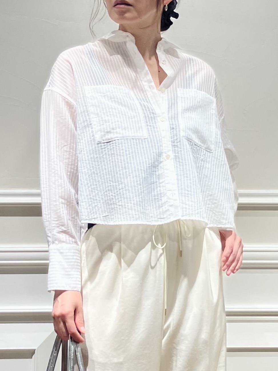 TSUKUIさんの「DRESSTERIOR｜シアーストライプクロップドシャツ」を使ったコーディネート
