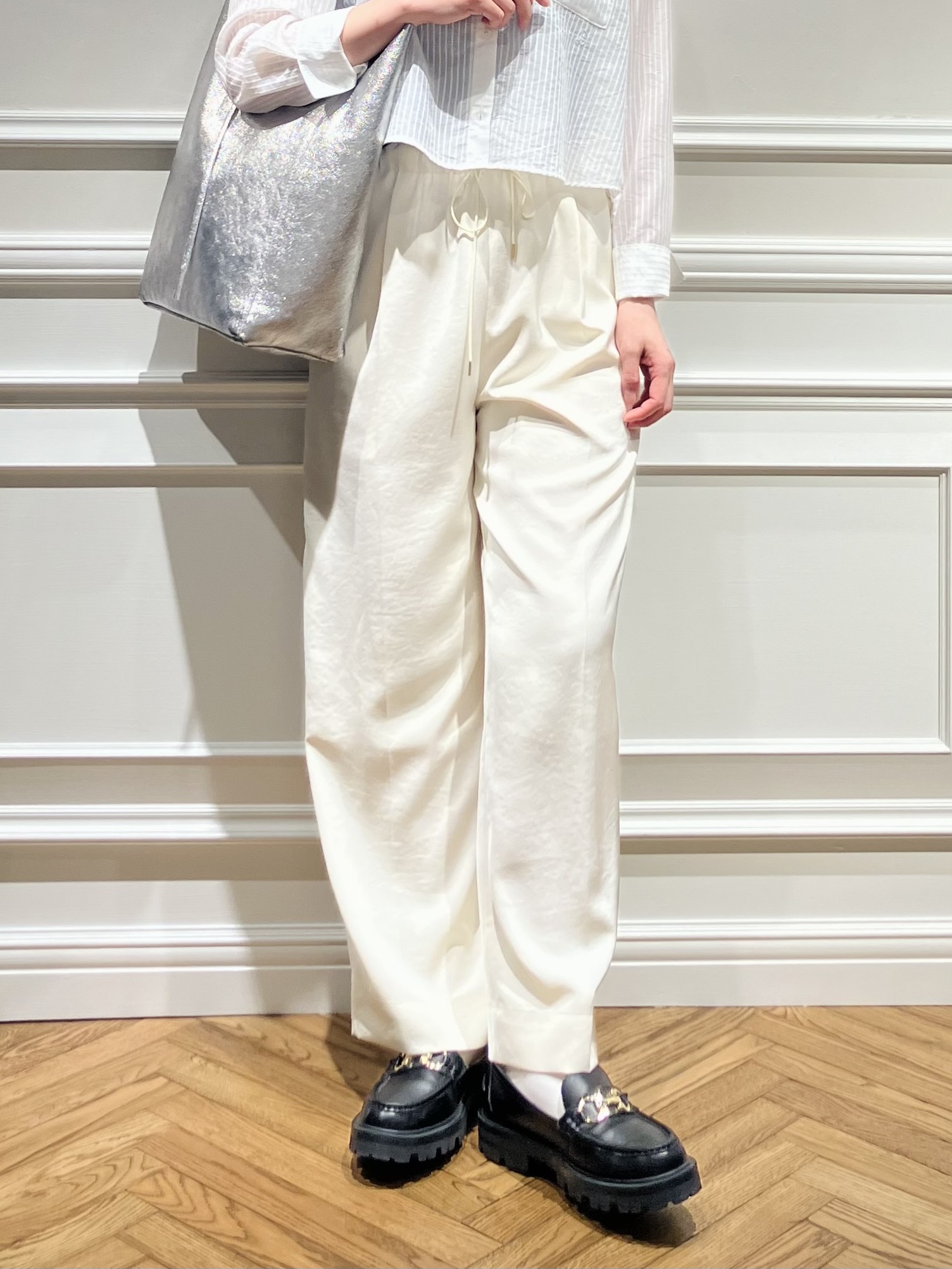 TSUKUIさんの「DRESSTERIOR｜シアーストライプクロップドシャツ」を使ったコーディネート