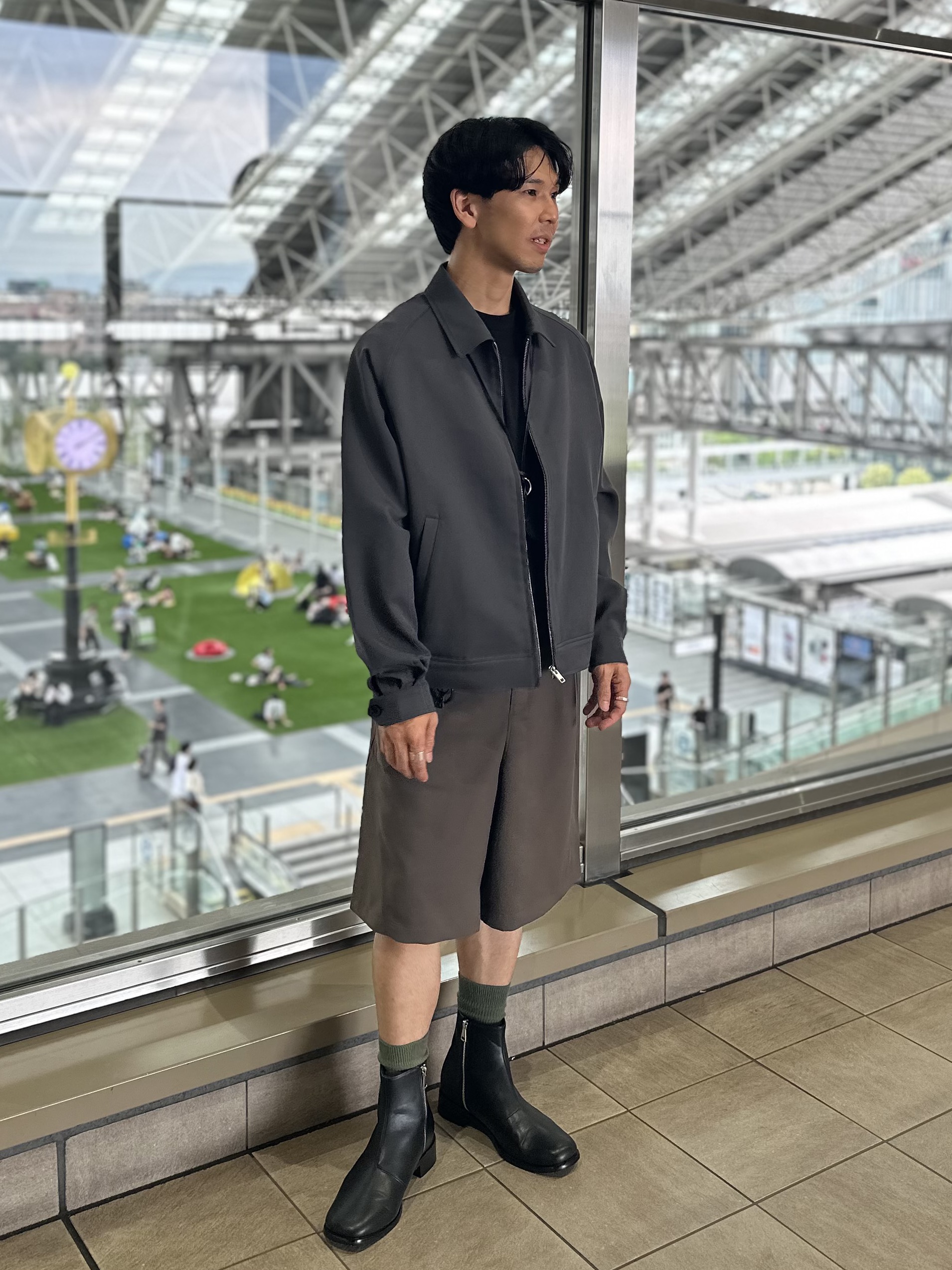 岡崎喬太さんの「tk.TAKEO KIKUCHI｜◆【防シワ／ストレッチ/セット対応可】smart shift series ジップブルゾン」を使ったコーディネート