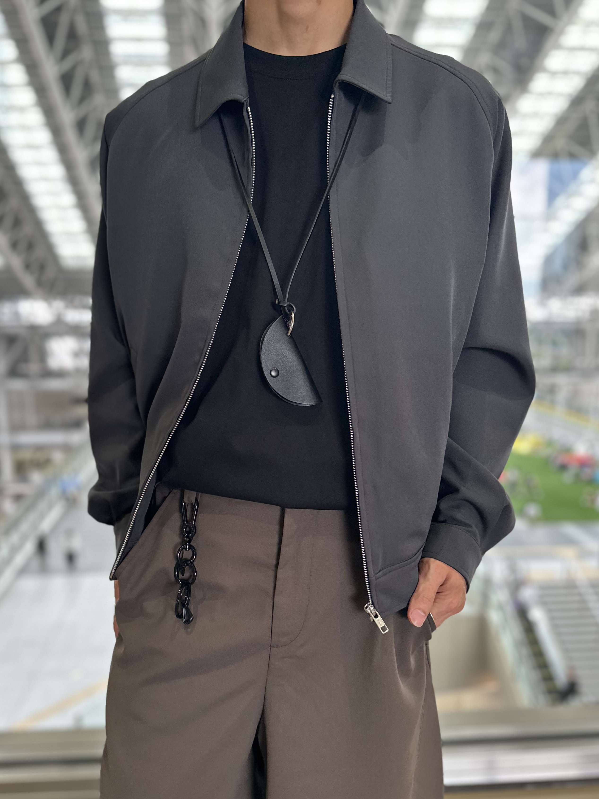 岡崎喬太さんの「tk.TAKEO KIKUCHI｜◆【防シワ／ストレッチ/セット対応可】smart shift series ジップブルゾン」を使ったコーディネート