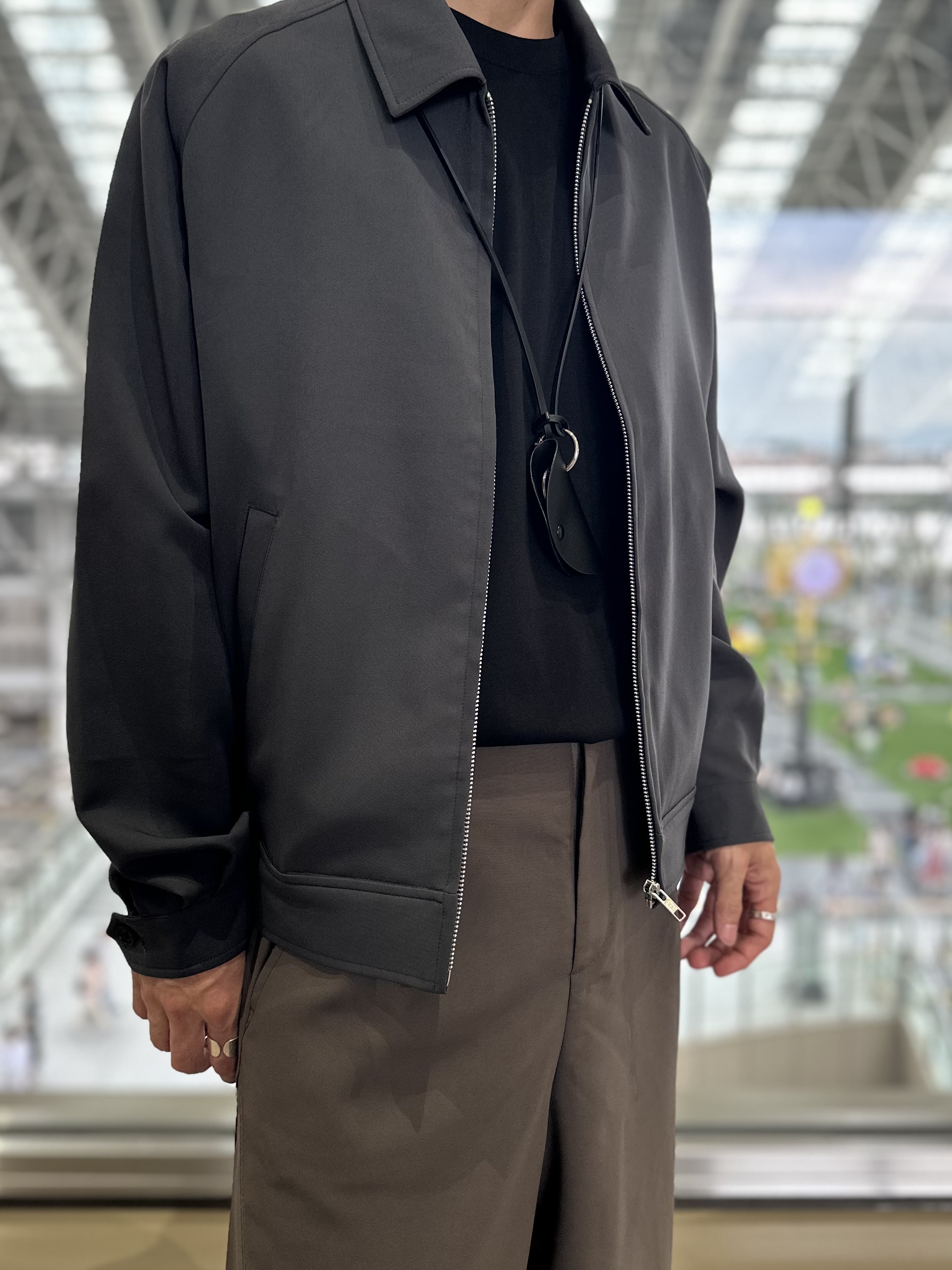 岡崎喬太さんの「tk.TAKEO KIKUCHI｜◆【防シワ／ストレッチ/セット対応可】smart shift series ジップブルゾン」を使ったコーディネート