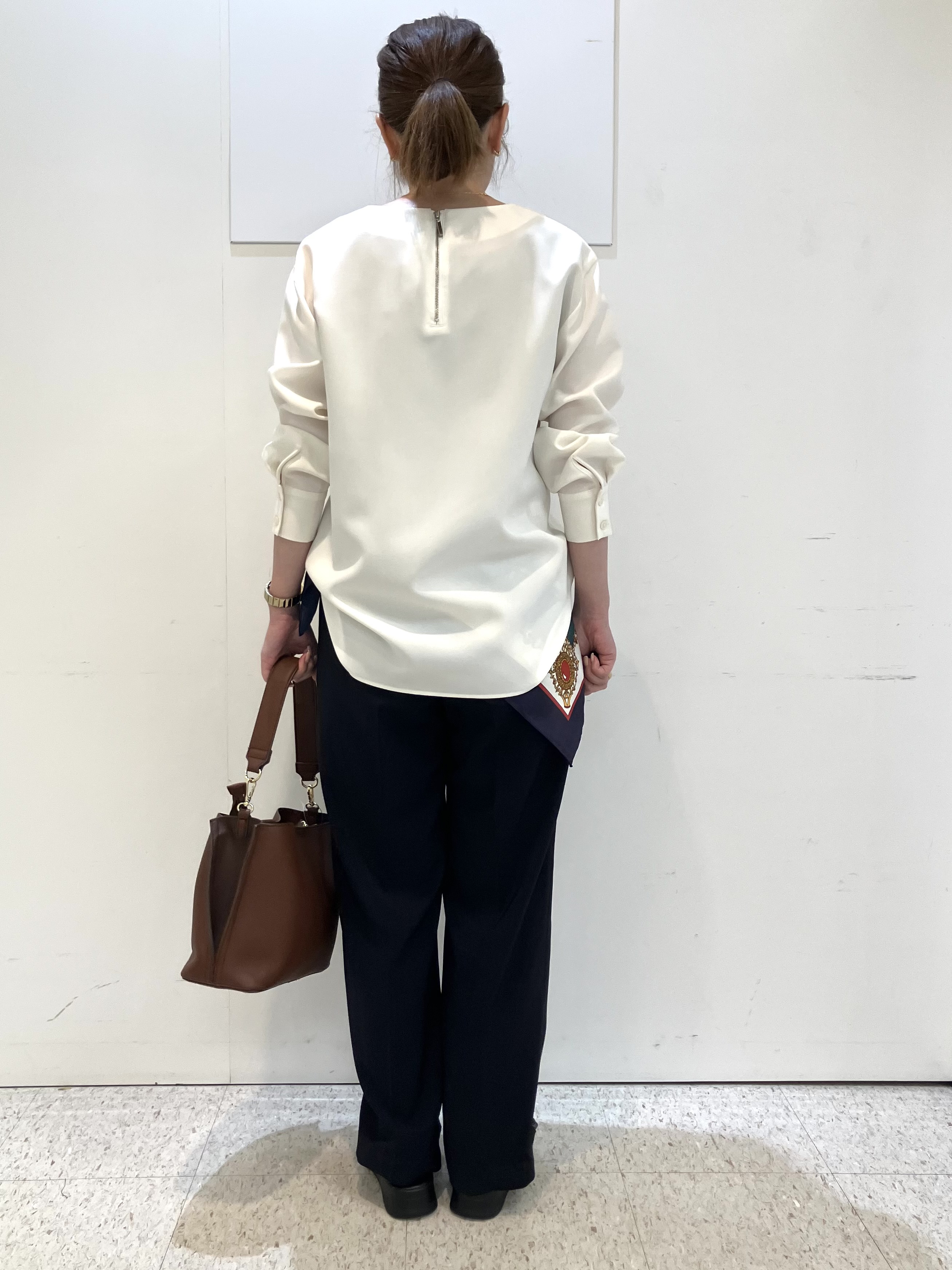 kozuさんの「Reflect｜【通勤】きれいめラウンドネックブラウス」を使ったコーディネート