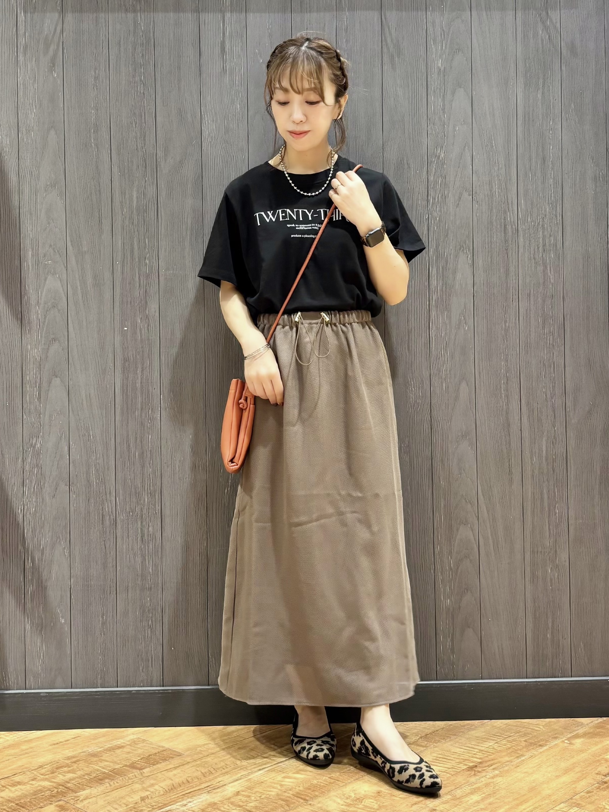 meiさんの「SHOO･LA･RUE｜【S-LL/洗濯機可】大人のベーシックカラープリントTシャツ」を使ったコーディネート