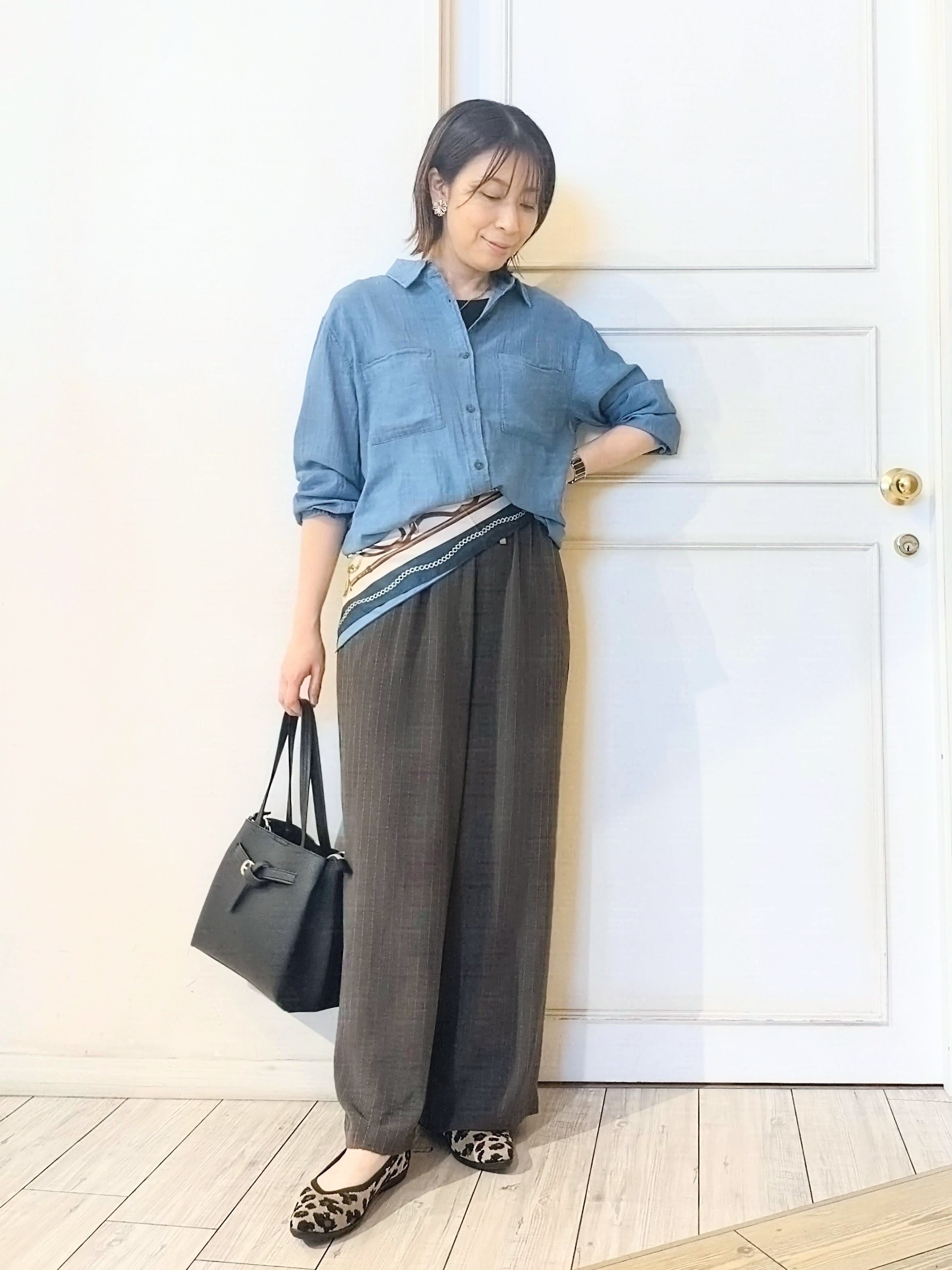 miomioさんの「SHOO･LA･RUE｜【綿100%/UV/S-LL/体型カバー】ヒップが隠せる やわらかデニムシャツ」を使ったコーディネート