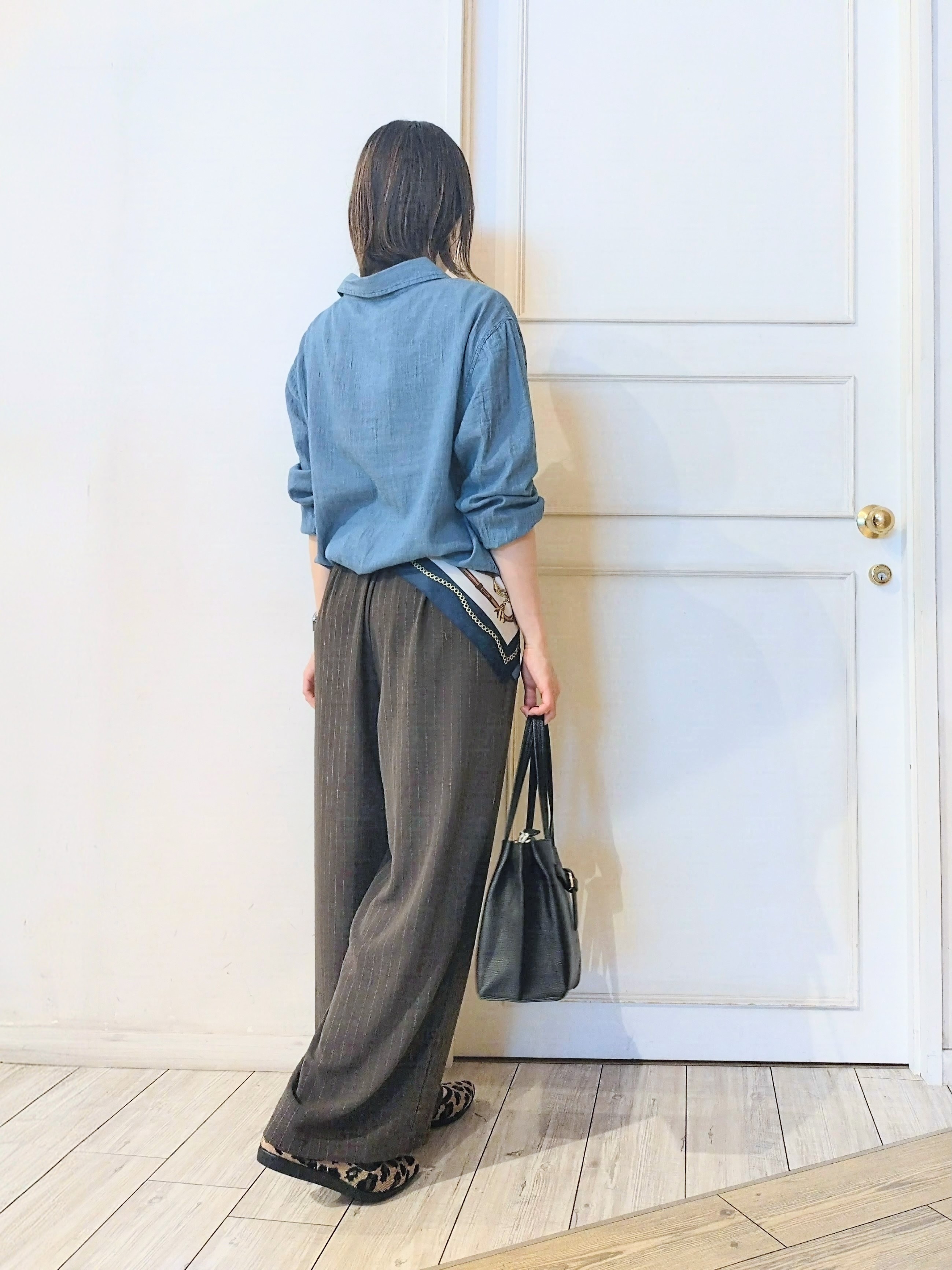 miomioさんの「SHOO･LA･RUE｜【綿100%/UV/S-LL/体型カバー】ヒップが隠せる やわらかデニムシャツ」を使ったコーディネート