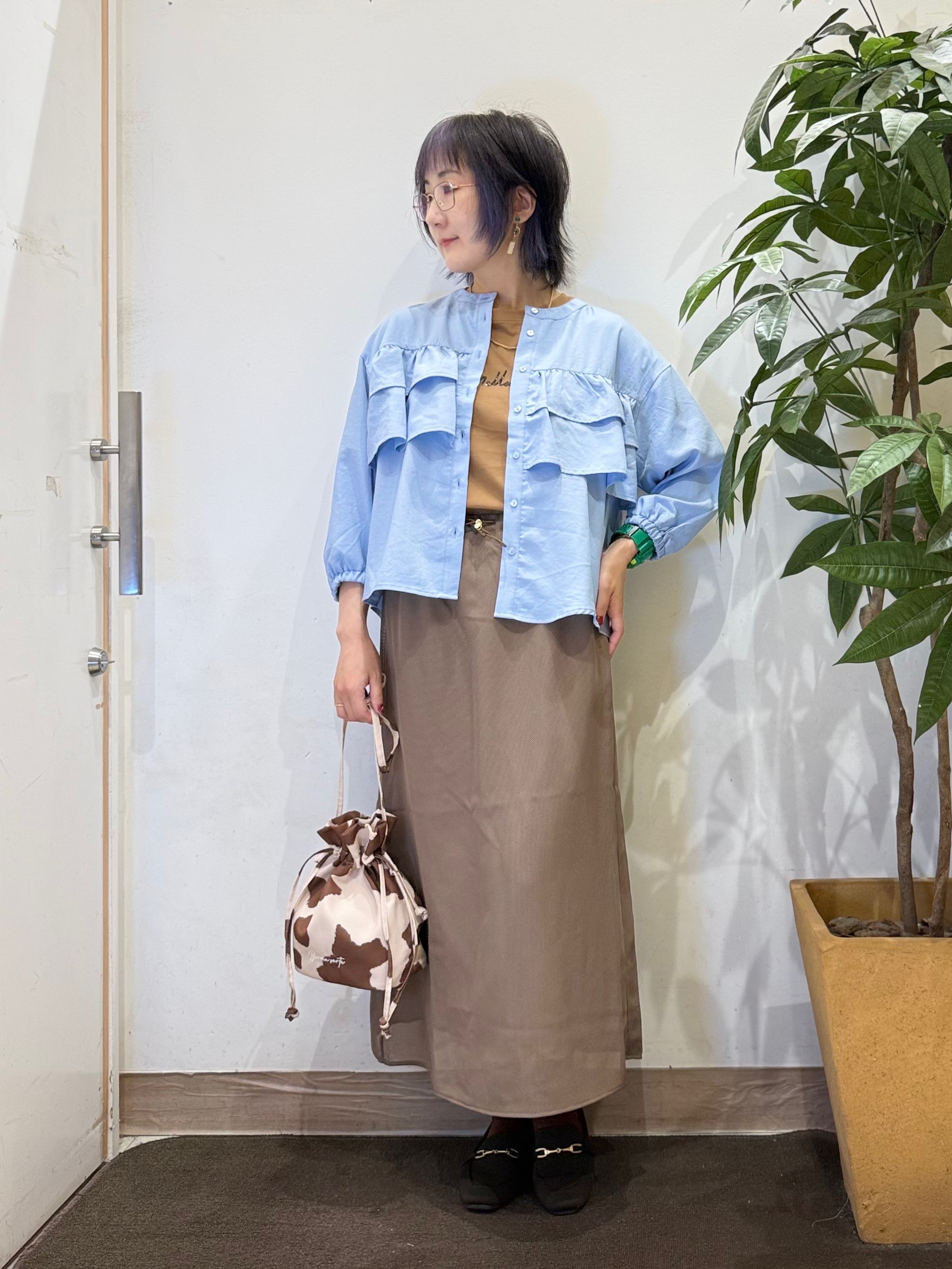 misakiさんの「SHOO･LA･RUE｜【S-LL/洗濯機可】1枚で華やか ティアードフリルブラウス」を使ったコーディネート