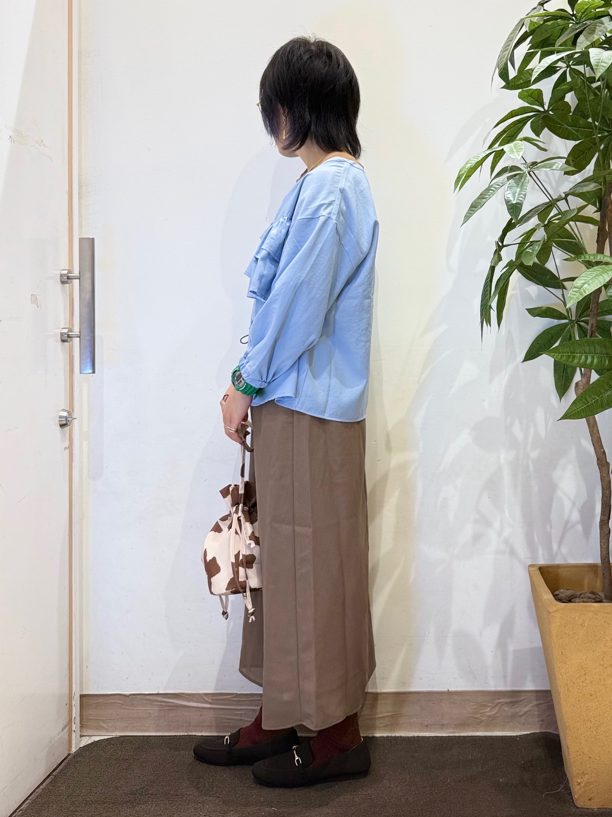 misakiさんの「SHOO･LA･RUE｜【S-LL/洗濯機可】1枚で華やか ティアードフリルブラウス」を使ったコーディネート