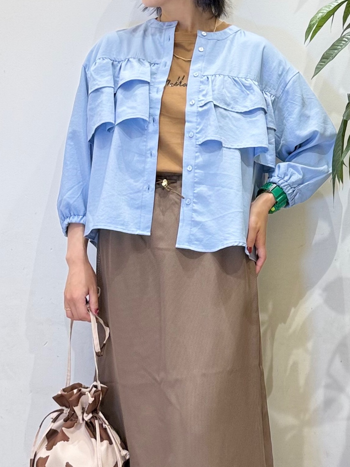 misakiさんの「SHOO･LA･RUE｜【S-LL/洗濯機可】1枚で華やか ティアードフリルブラウス」を使ったコーディネート