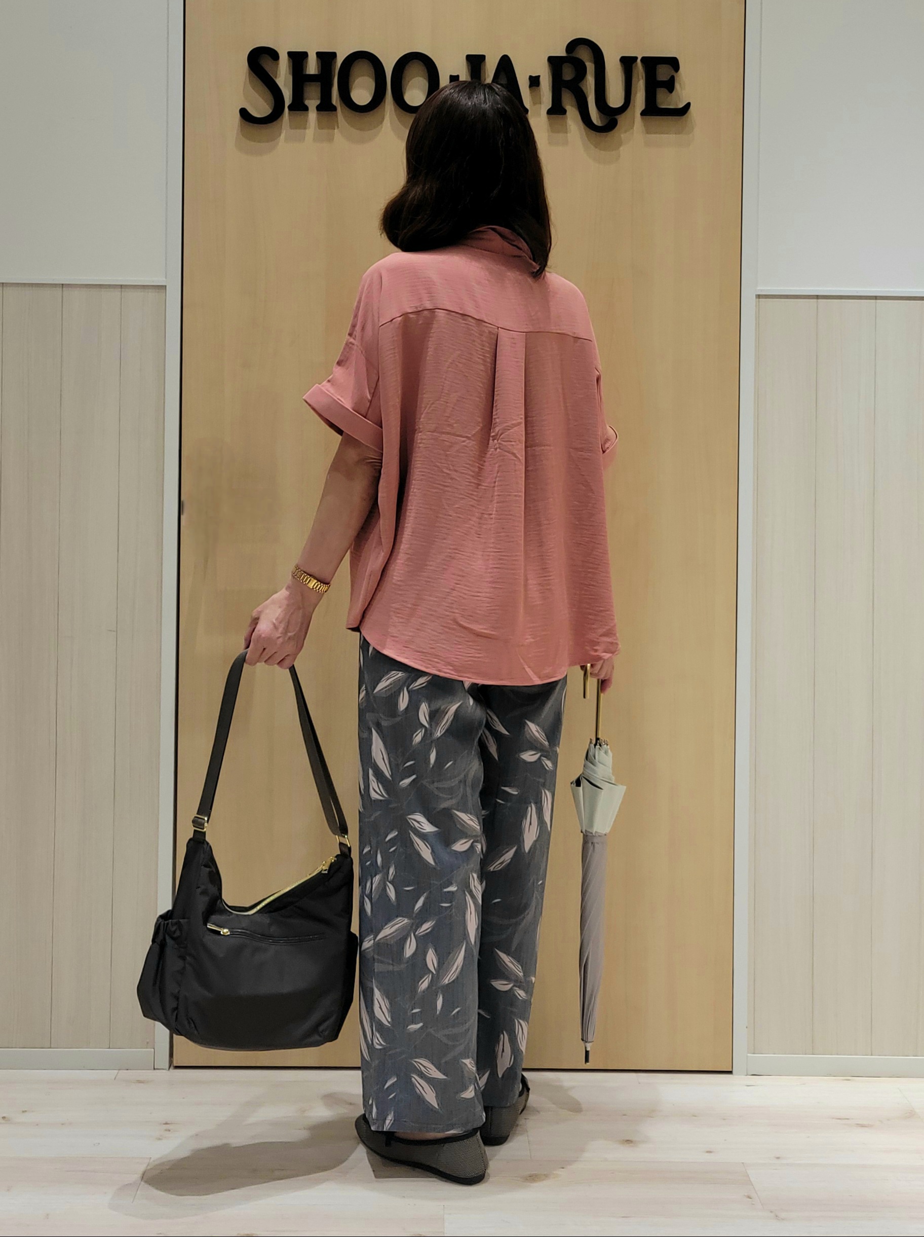 ユウさんの「SHOO･LA･RUE｜【洗濯後しわになりにくい/体型カバー】二の腕も隠せる　お袖ロールアップ半袖シャツ」を使ったコーディネート