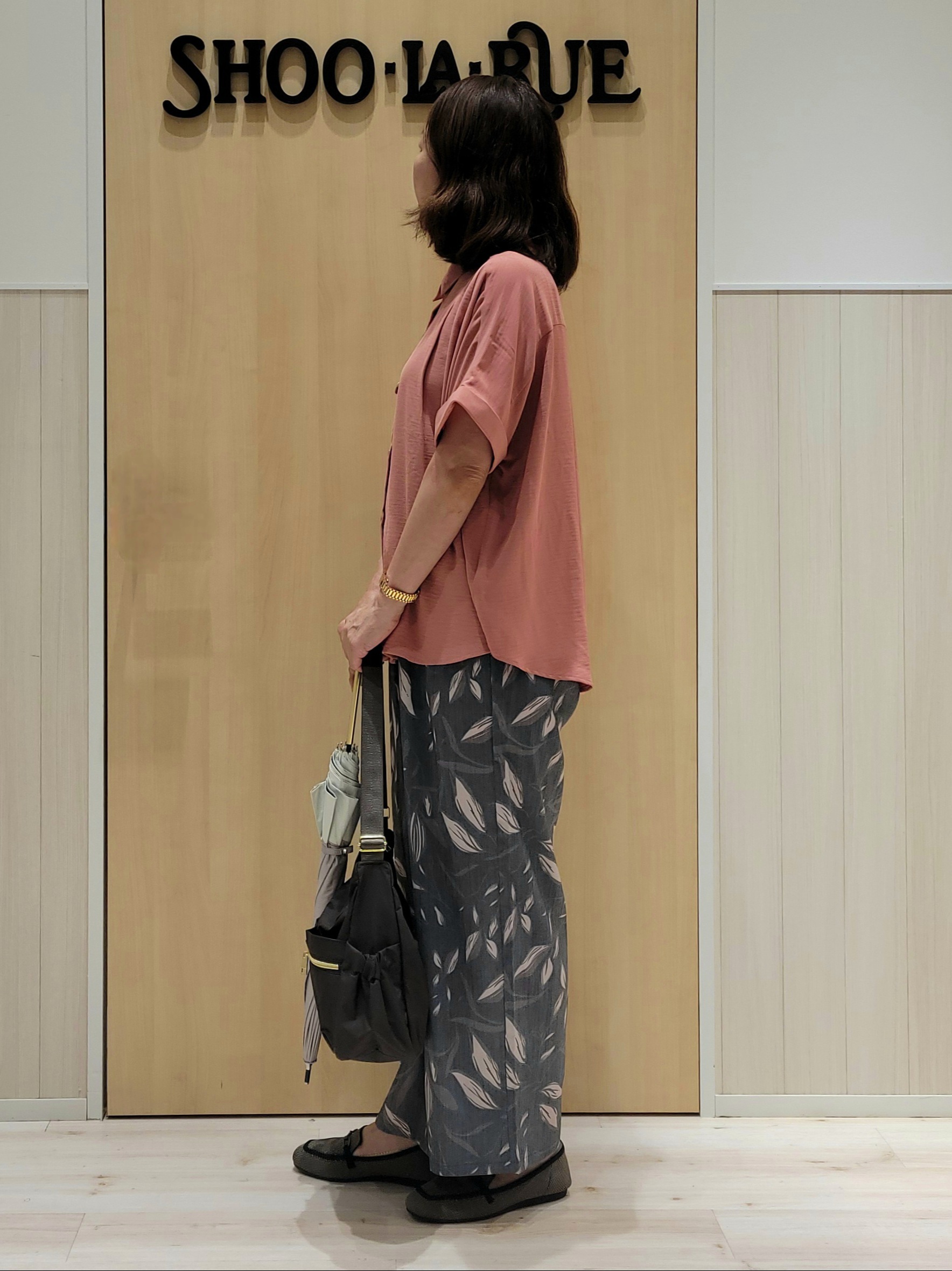 ユウさんの「SHOO･LA･RUE｜【洗濯後しわになりにくい/体型カバー】二の腕も隠せる　お袖ロールアップ半袖シャツ」を使ったコーディネート