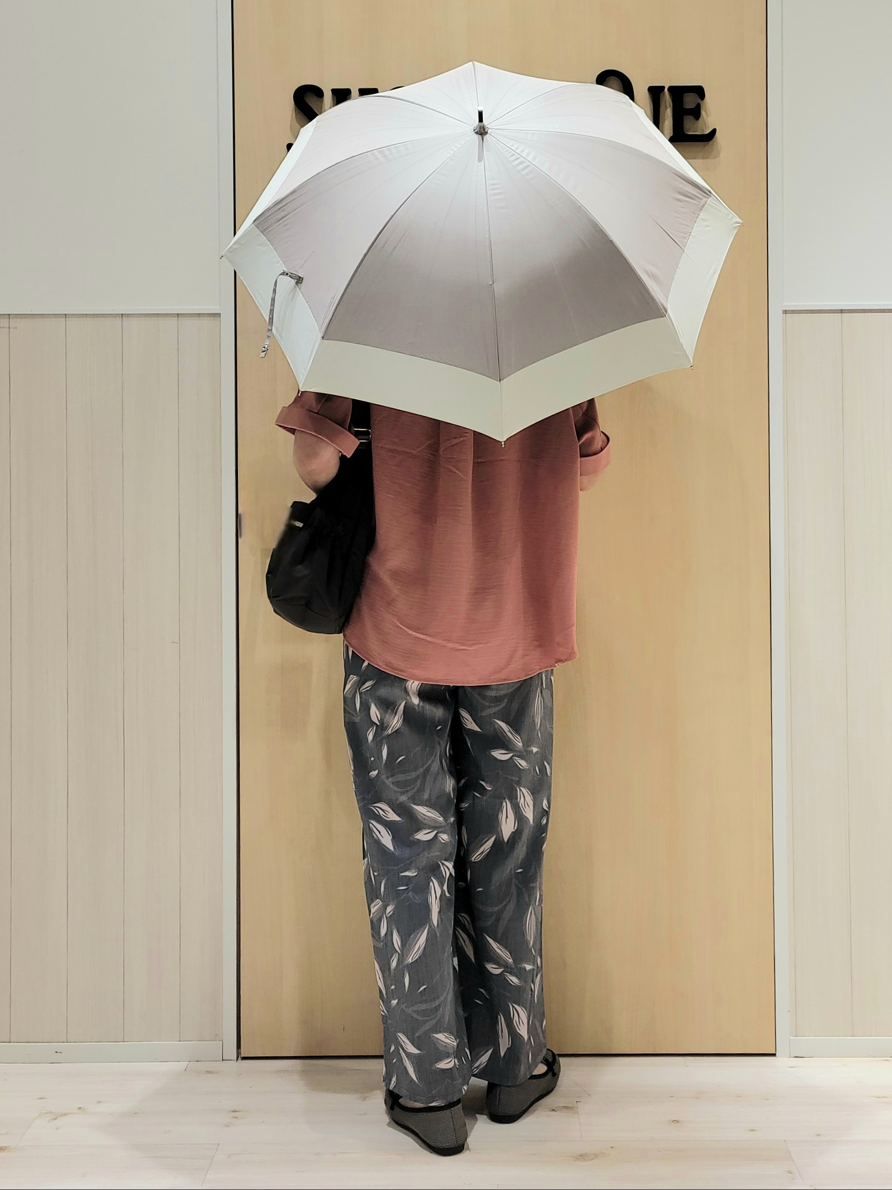 ユウさんの「SHOO･LA･RUE｜【洗濯後しわになりにくい/体型カバー】二の腕も隠せる　お袖ロールアップ半袖シャツ」を使ったコーディネート