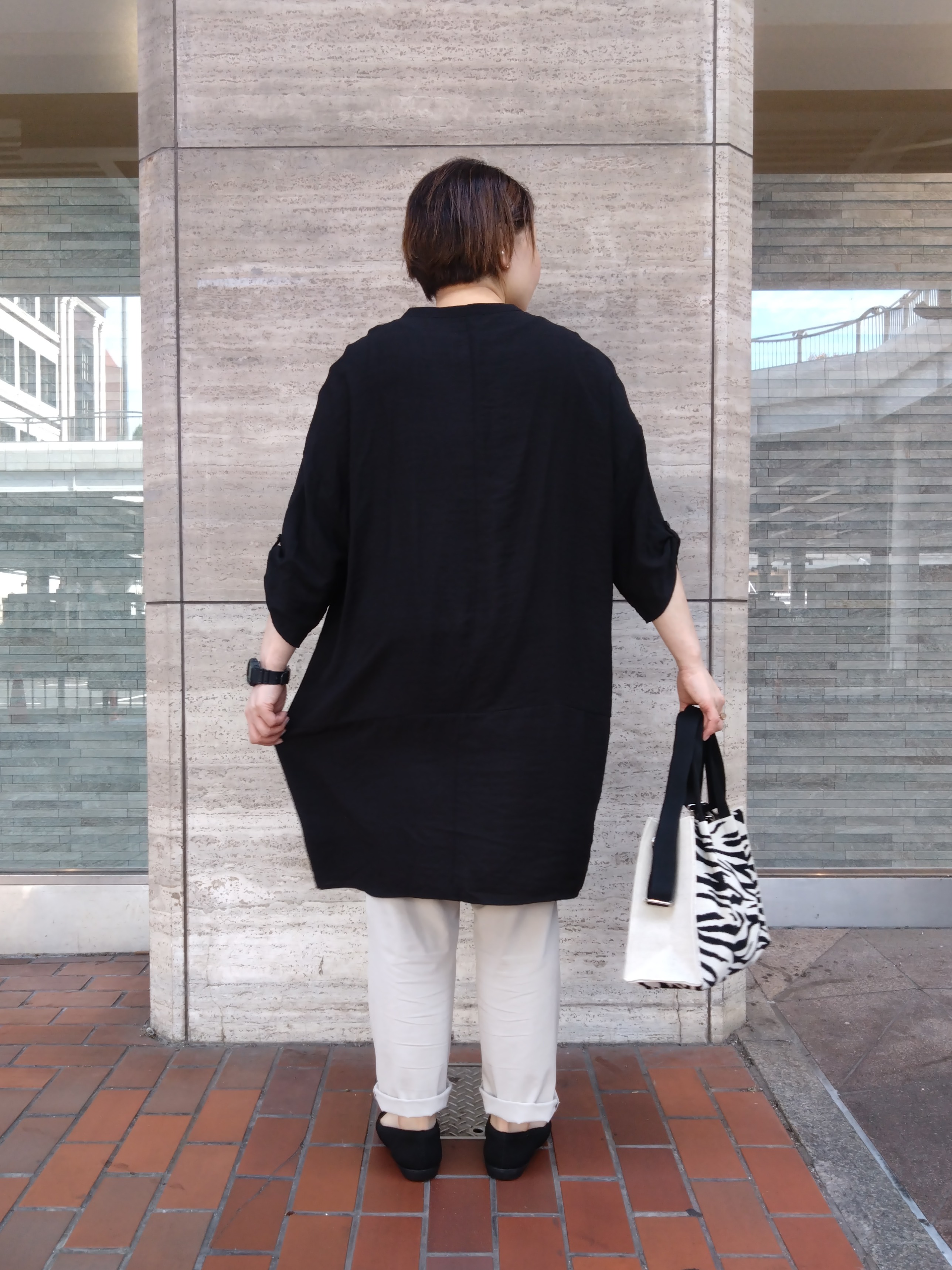 ヒロコジさんの「SHOO･LA･RUE｜【S-LL/洗濯後しわになりにくい】ゆるっと体型カバー 7分袖コクーンチュニック」を使ったコーディネート