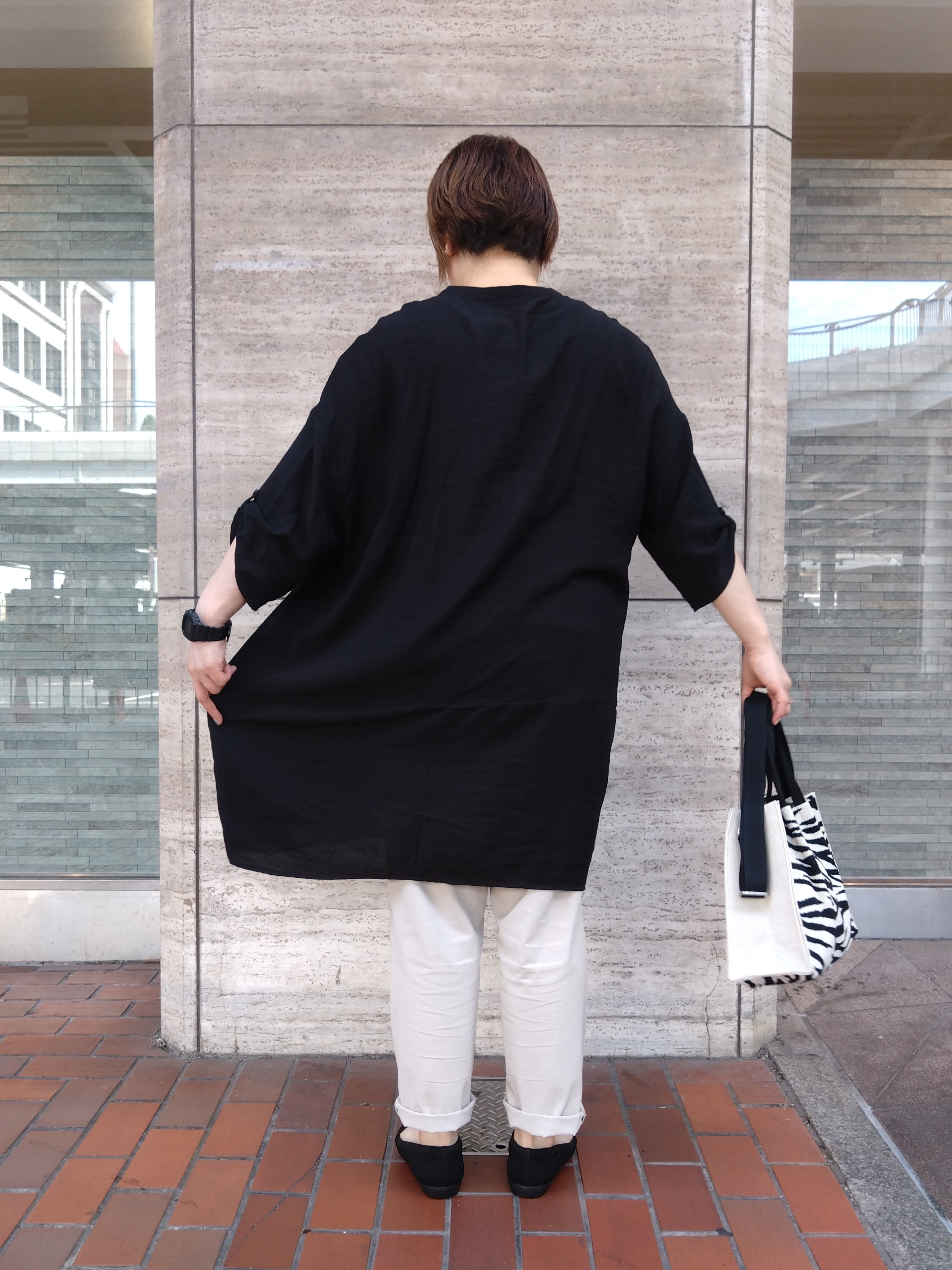 ヒロコジさんの「SHOO･LA･RUE｜【S-LL/洗濯後しわになりにくい】ゆるっと体型カバー 7分袖コクーンチュニック」を使ったコーディネート