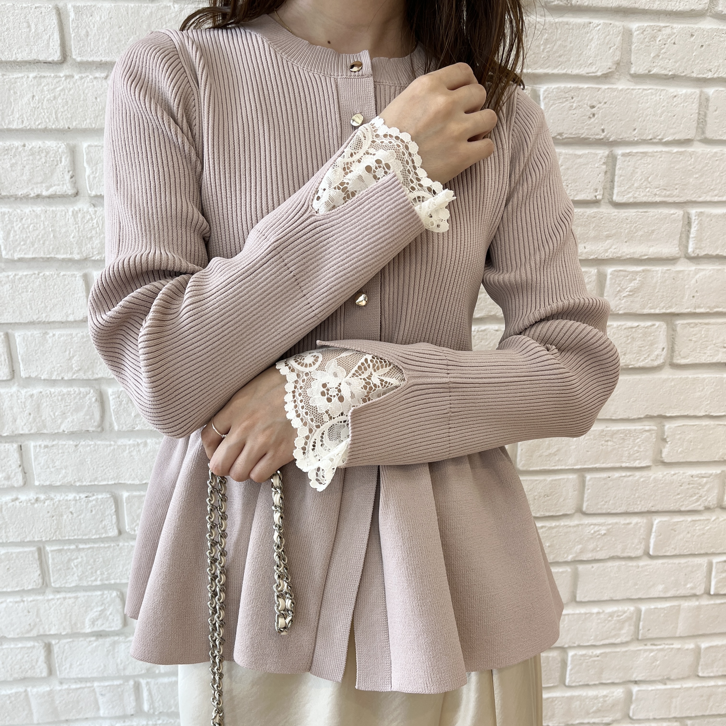 はばさんの「Couture brooch｜【上品見えの袖レース】ペプラム カーディガン」を使ったコーディネート
