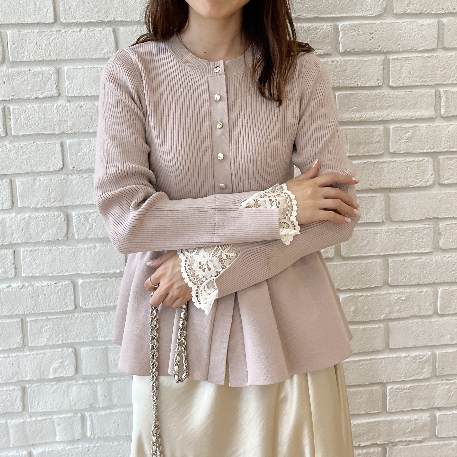 はばさんの「Couture brooch｜【上品見えの袖レース】ペプラム カーディガン」を使ったコーディネート