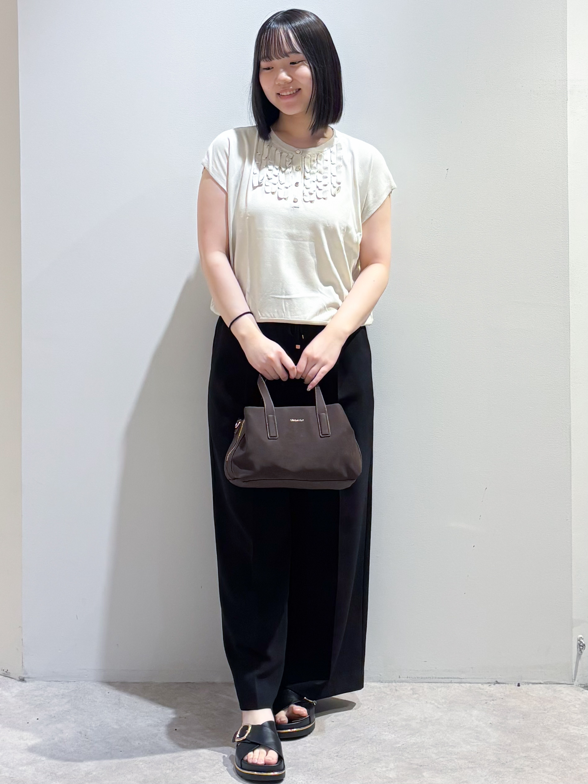 yunaさんの「OPAQUE.CLIP｜【接触冷感／UV】フリルフレンチスリーブニット《洗濯機OK》」を使ったコーディネート
