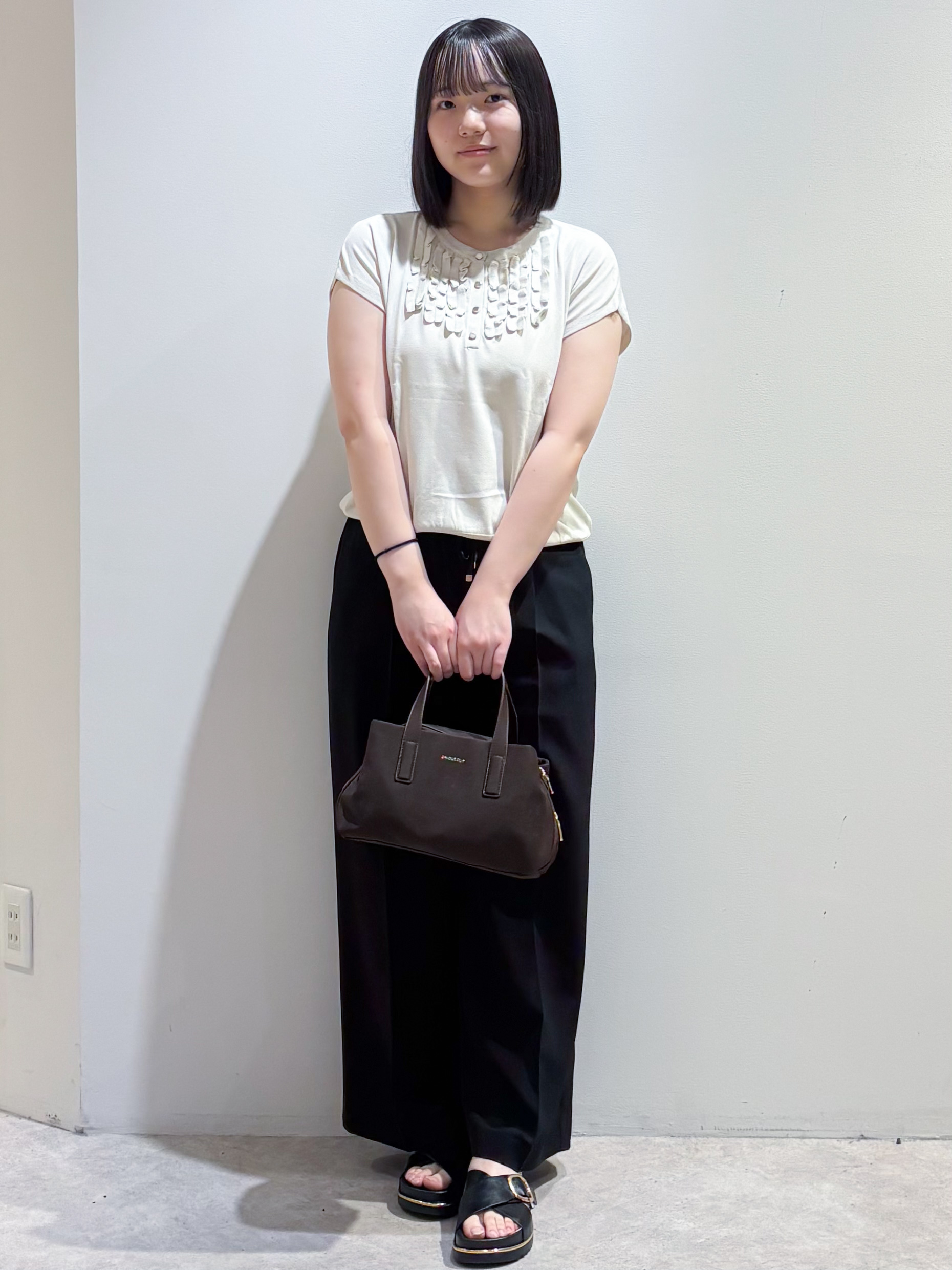 yunaさんの「OPAQUE.CLIP｜【接触冷感／UV】フリルフレンチスリーブニット《洗濯機OK》」を使ったコーディネート