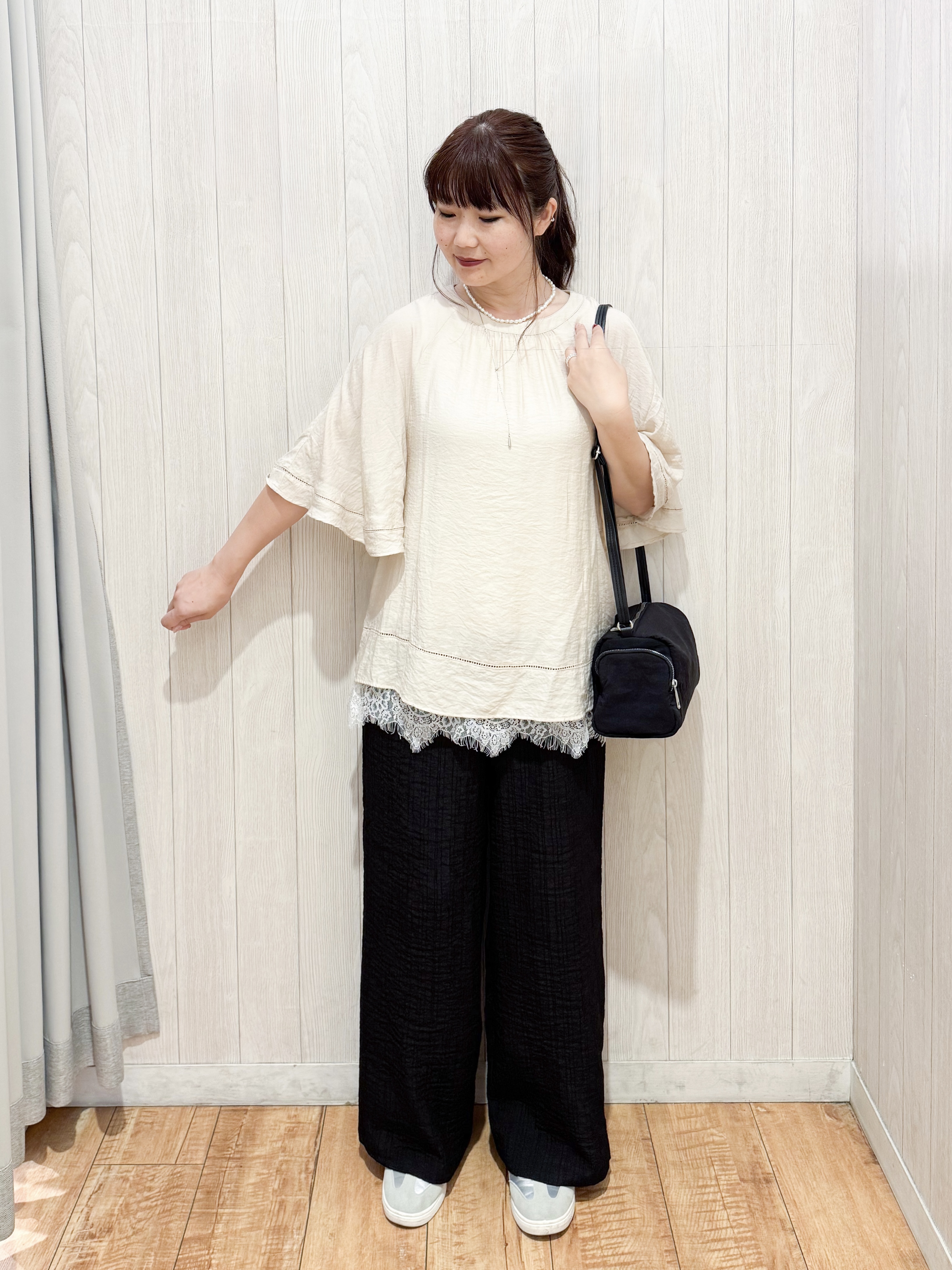 愛さんの「SHOO･LA･RUE｜【S-LL/洗濯機可/体型カバー】はしごレースがポイント スラブポンチョ風ブラウス」を使ったコーディネート